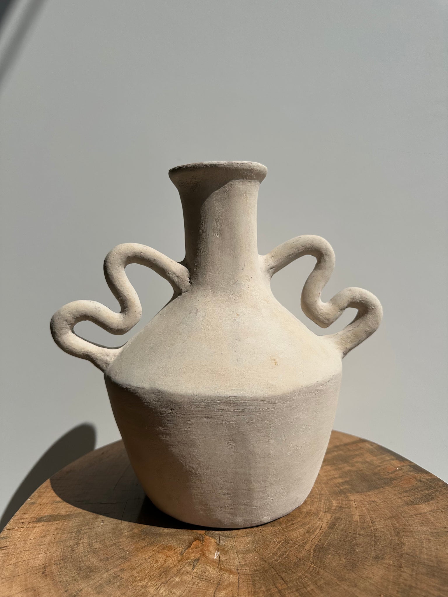 Vase artisanal en terracotta peint en beige à double anses torsadées H:28 D:32