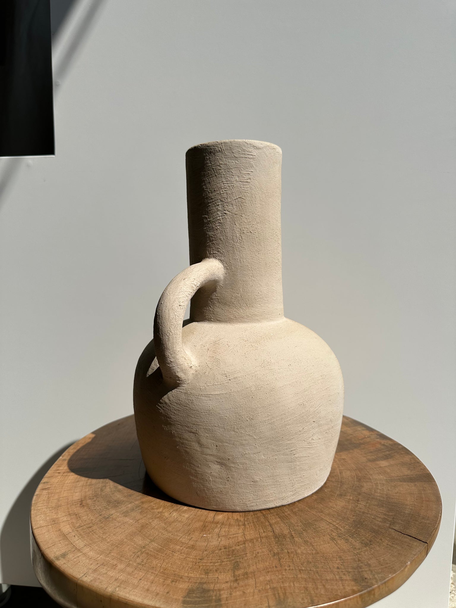 Vase artisanal en terracotta peint en beige à double anses H:32cm D:25cm