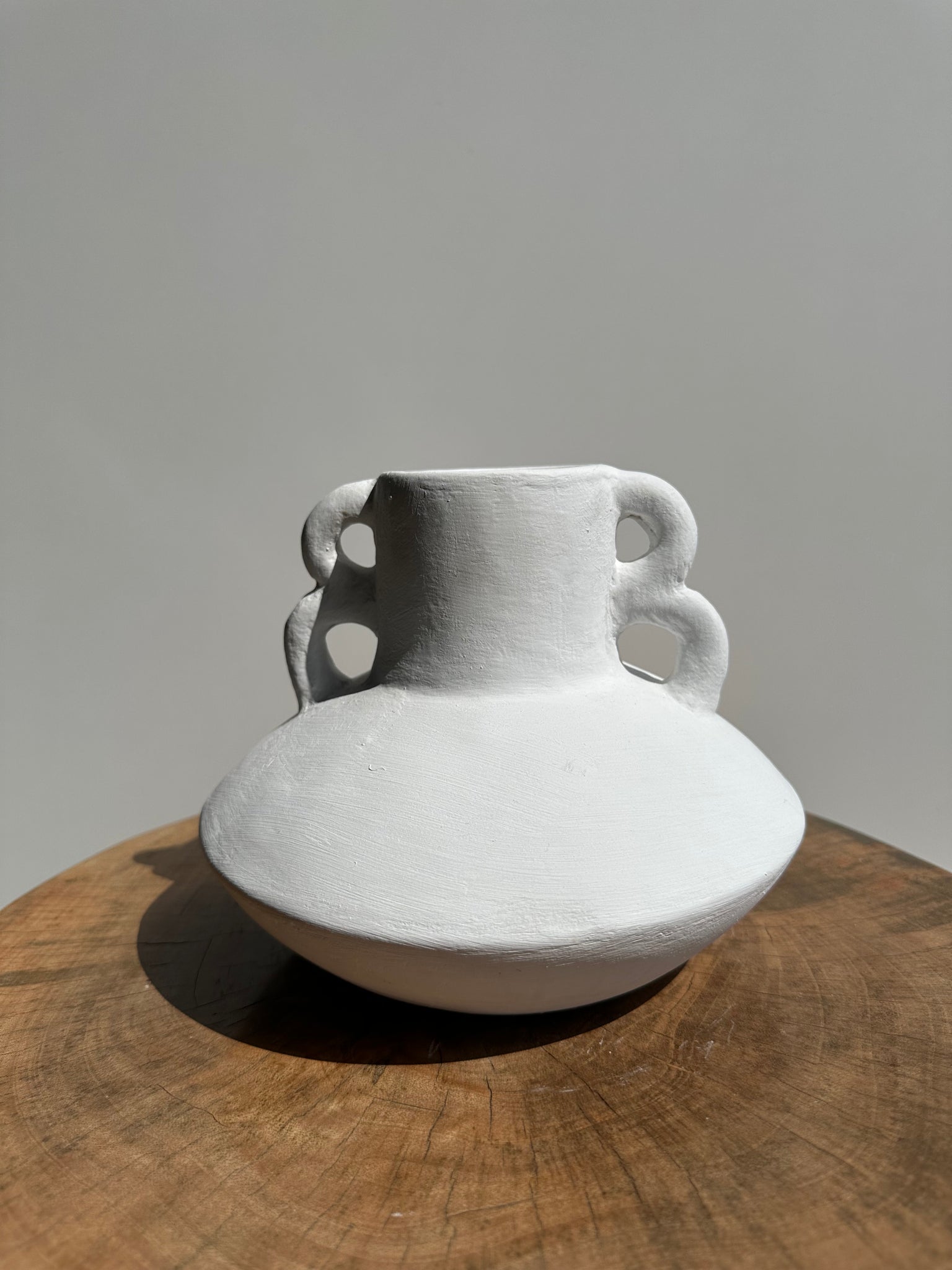 Vase artisanal en terracotta peint en blanc à double anses H:16 D:20