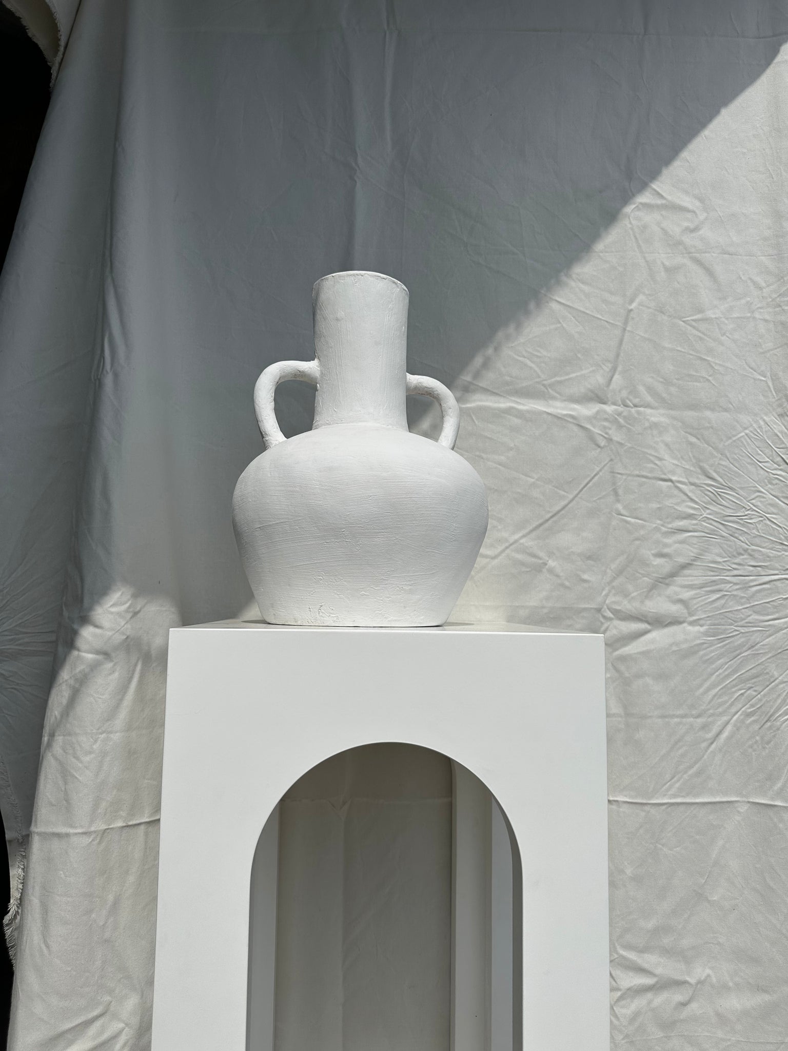 Grand vase artisanal en terracotta peint en blanc à double anses H:40 D:30