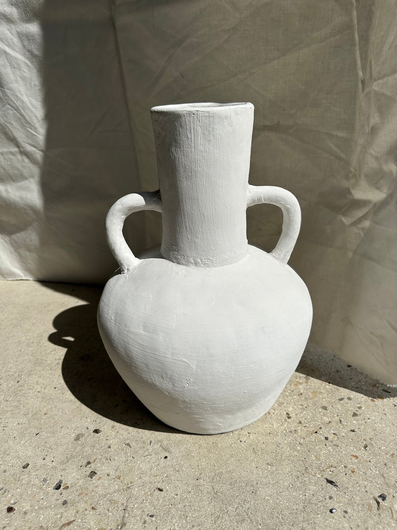 Grand vase artisanal en terracotta peint en blanc à double anses H:40 D:30
