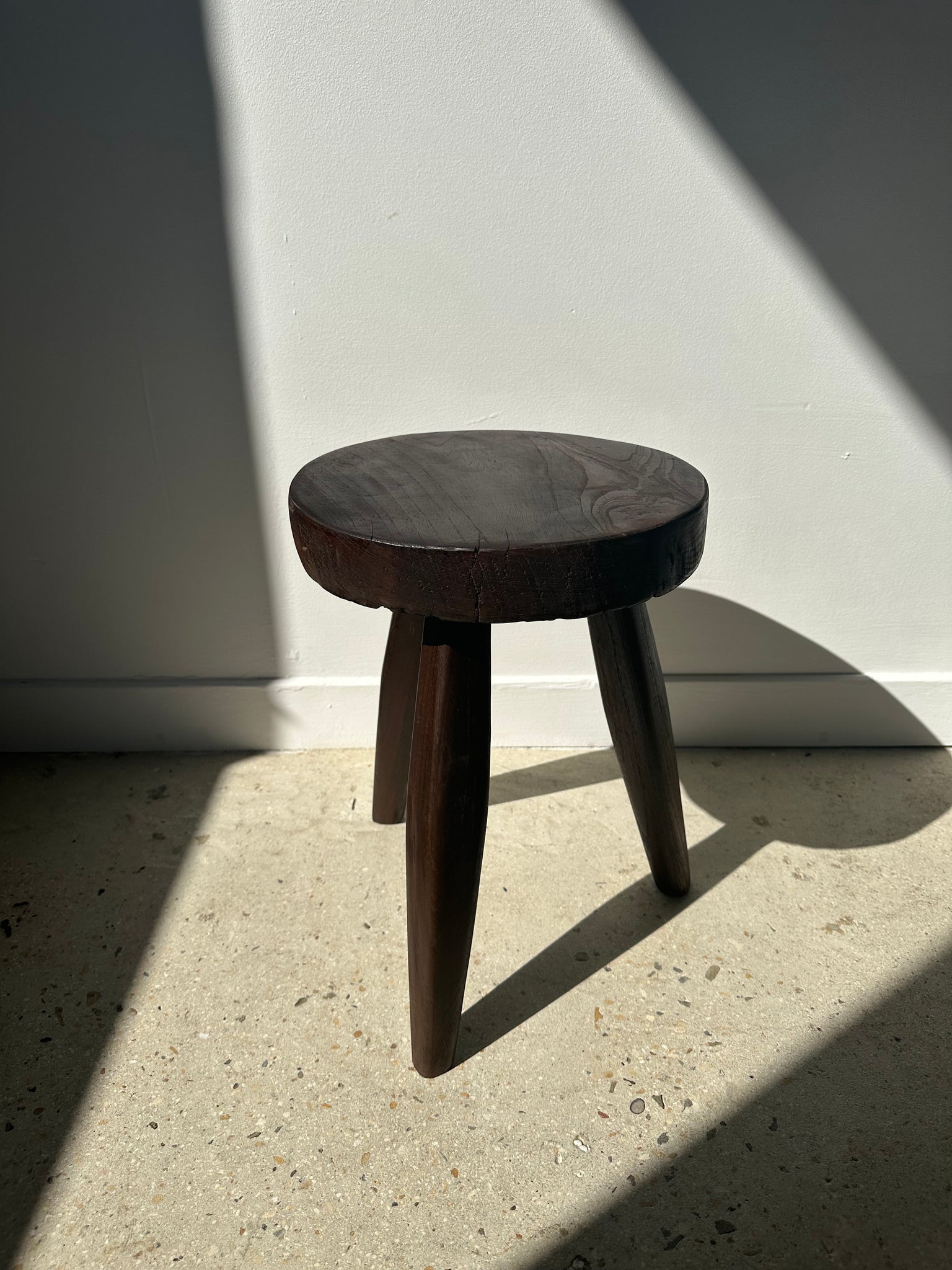 Petit tabouret en bois massif brun assise circulaire plate H:40cm D:30cm