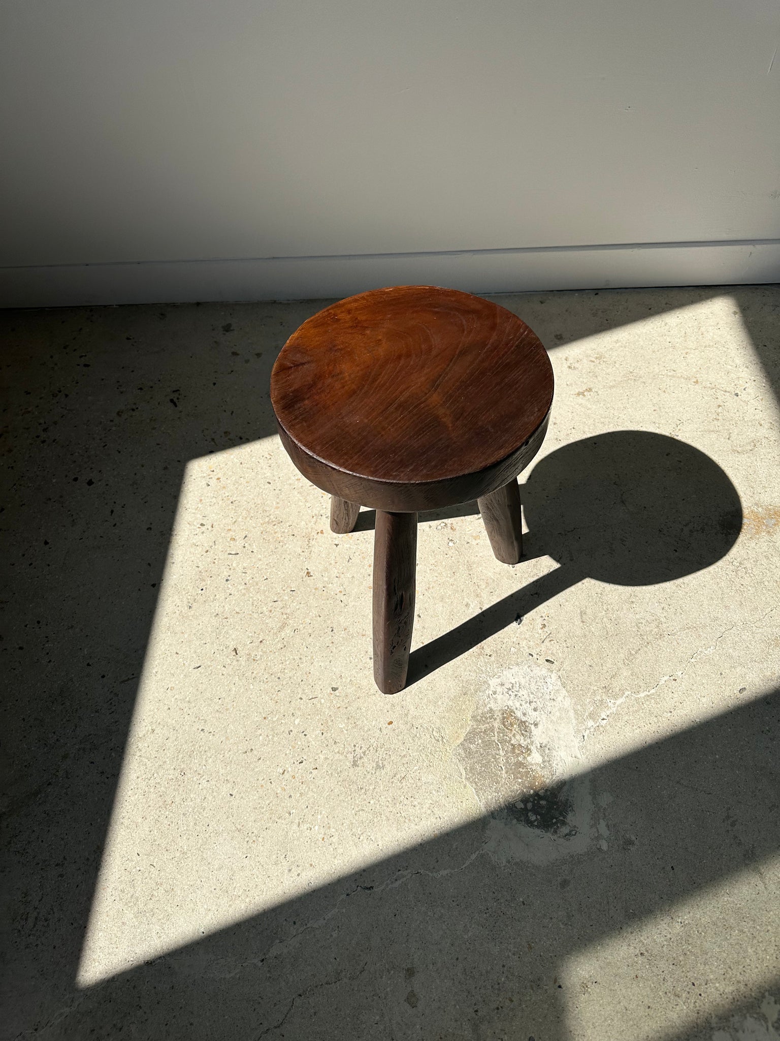 Petit tabouret en bois massif brun assise circulaire plate H:40cm D:30cm