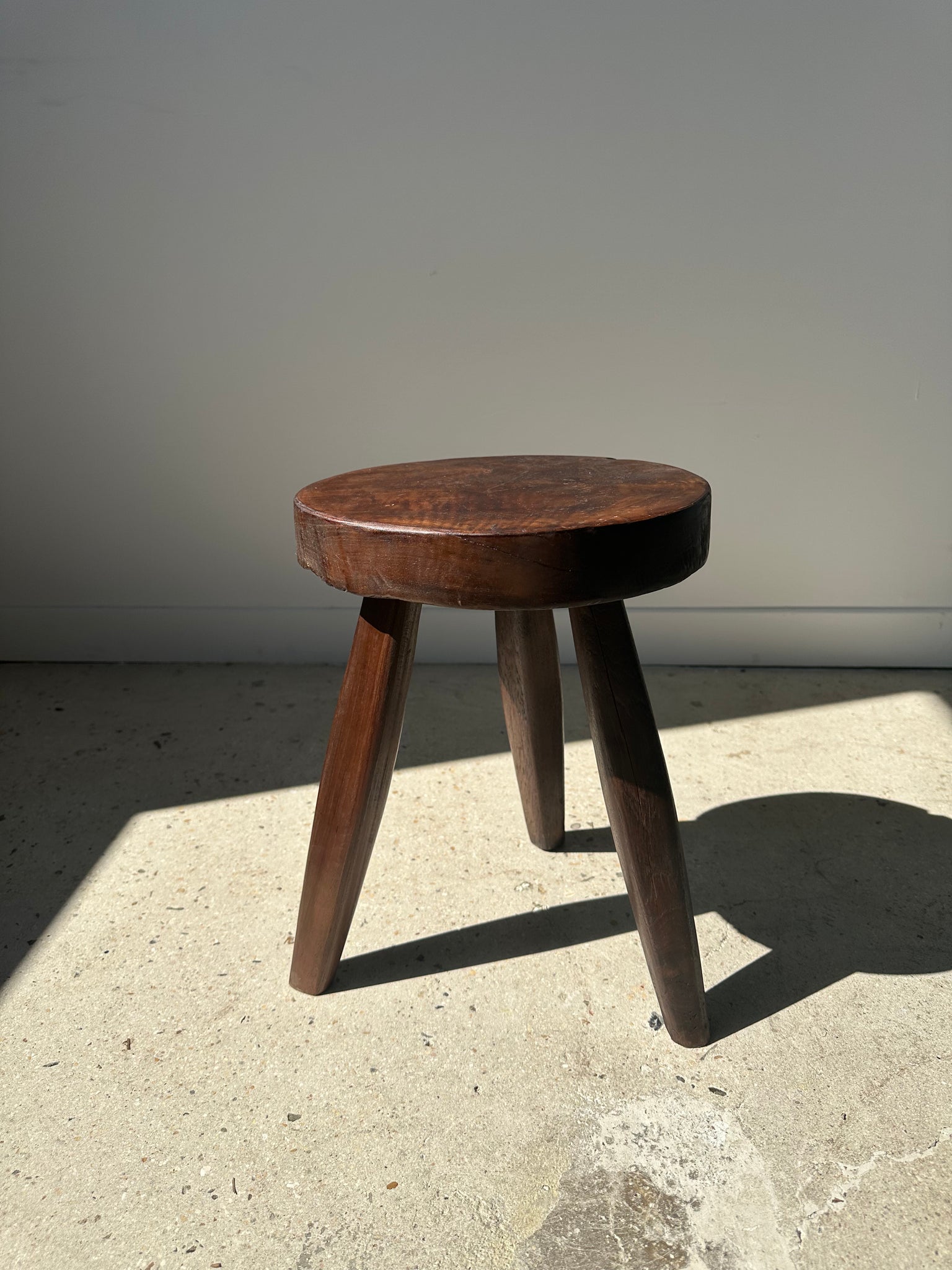 Tabouret tripode en teck upcyclé haut plat - Petit tabouret en bois massif brun assise circulaire plate H:40cm D:30cm