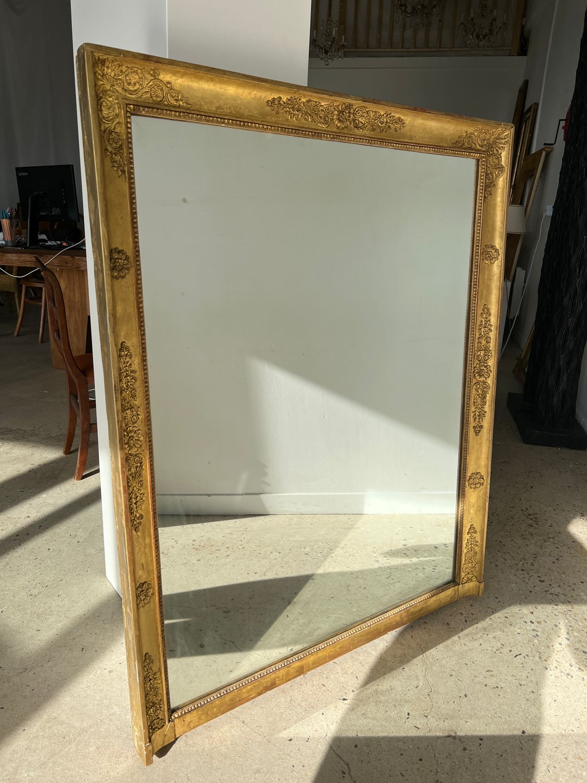 Miroir doré style Restauration à décor de palmettes étirées H:130,5cm