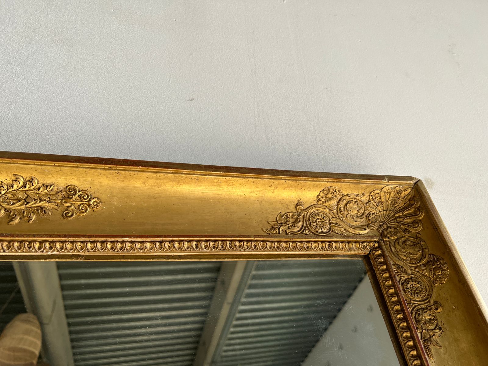 Miroir doré style Restauration à décor de palmettes étirées H:130,5cm