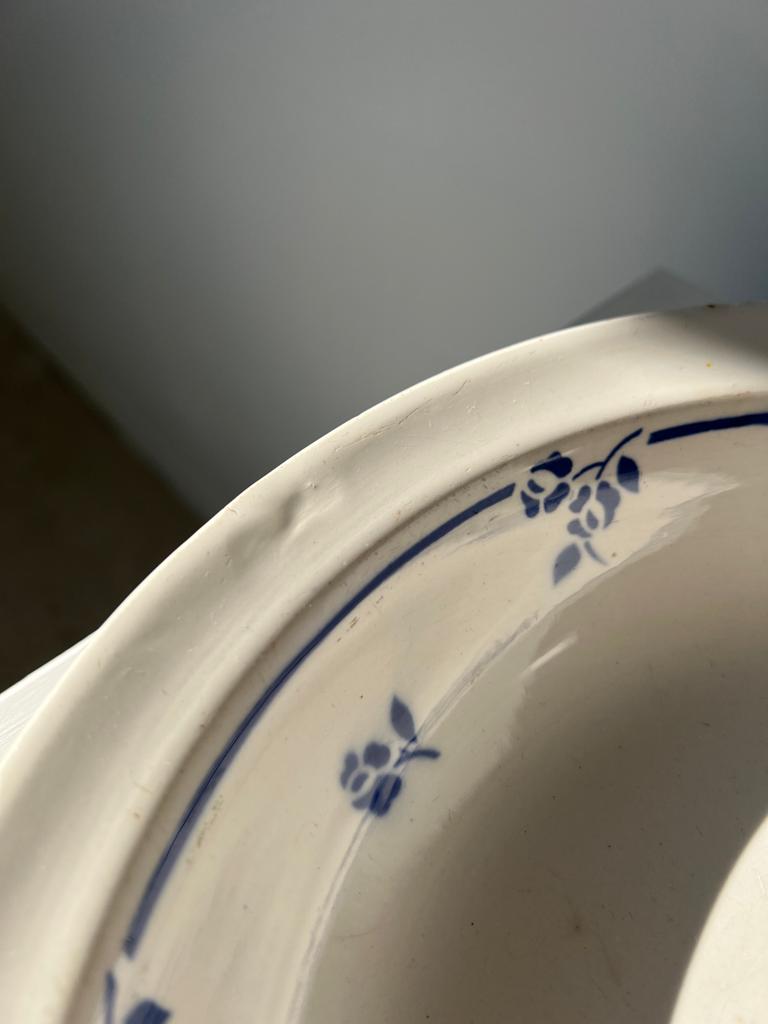 Plat creux vintage Digoin & Sarreguemines motifs de fleurs bleues stylisées