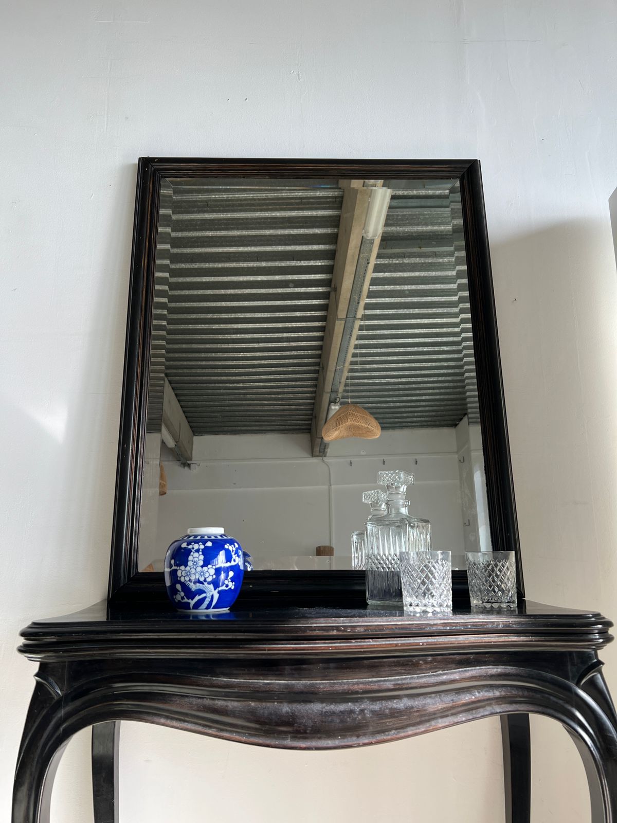 Miroir rectangulaire en bois noirci mouluré, verre biseauté H: 99,5cm