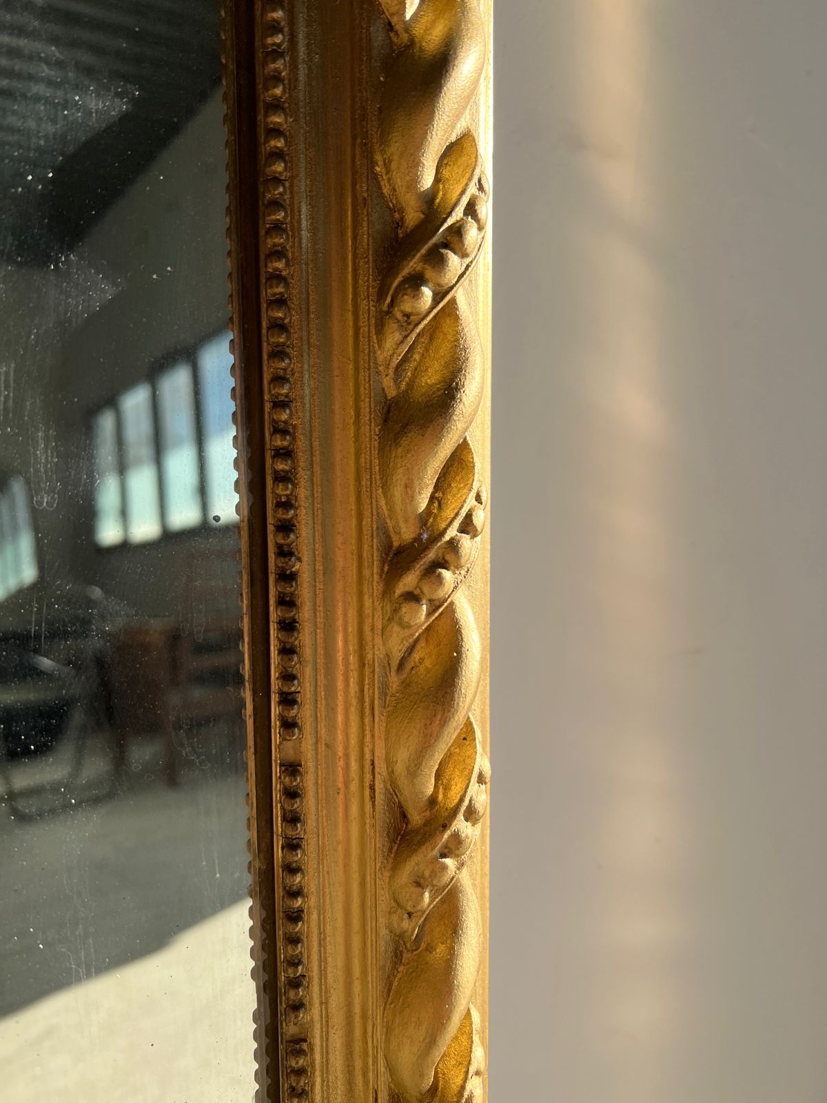 Miroir rectangulaire doré à fronton coquille (1880-1900)