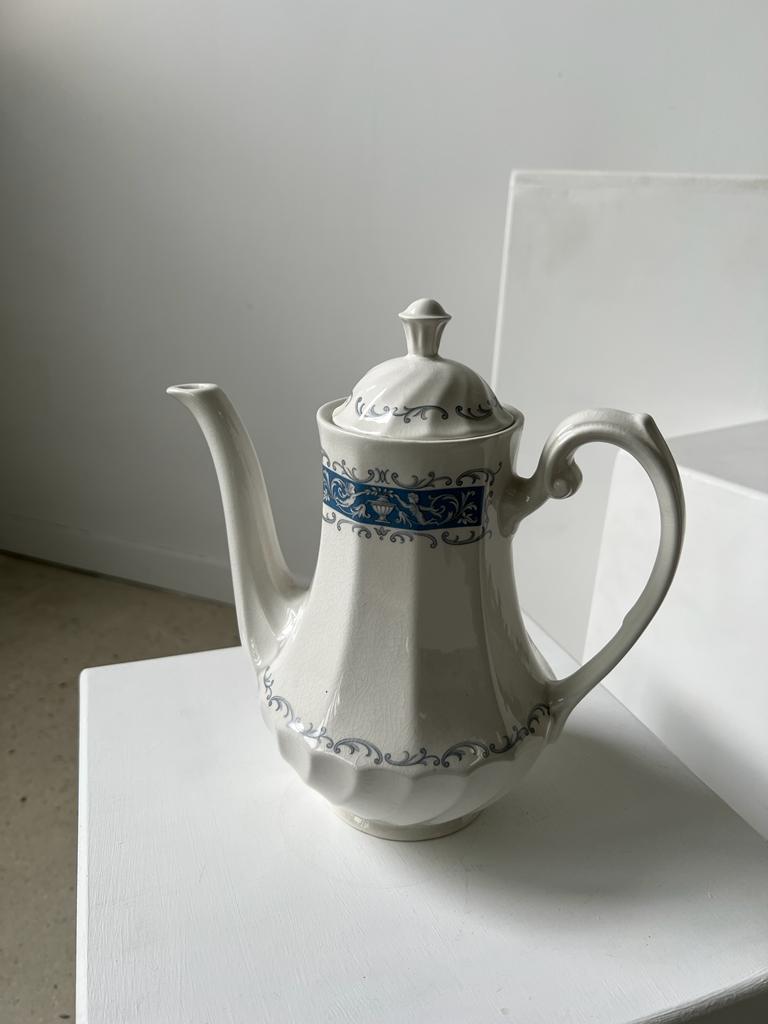 Théière en porcelaine anglaise à décor classique bleu de putti et volutes