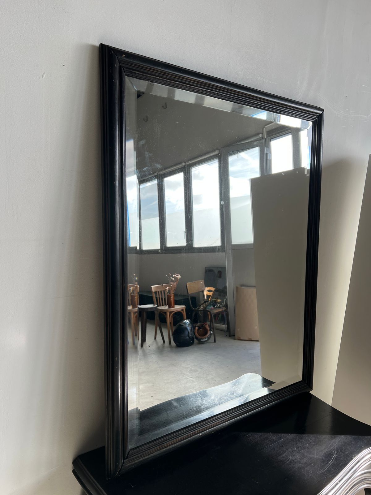 Miroir rectangulaire en bois noirci mouluré, verre biseauté H: 99,5cm