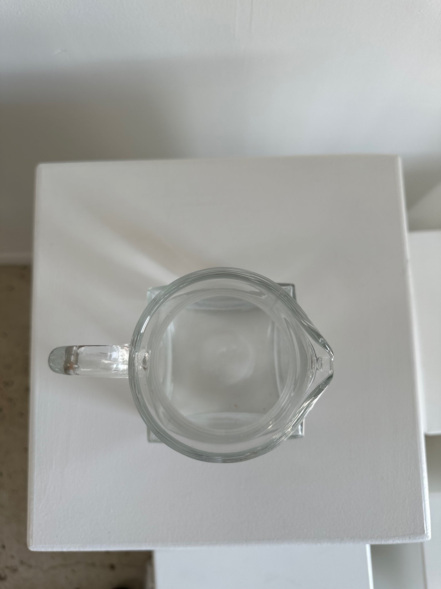 Carafe en verre lisse à base carrée