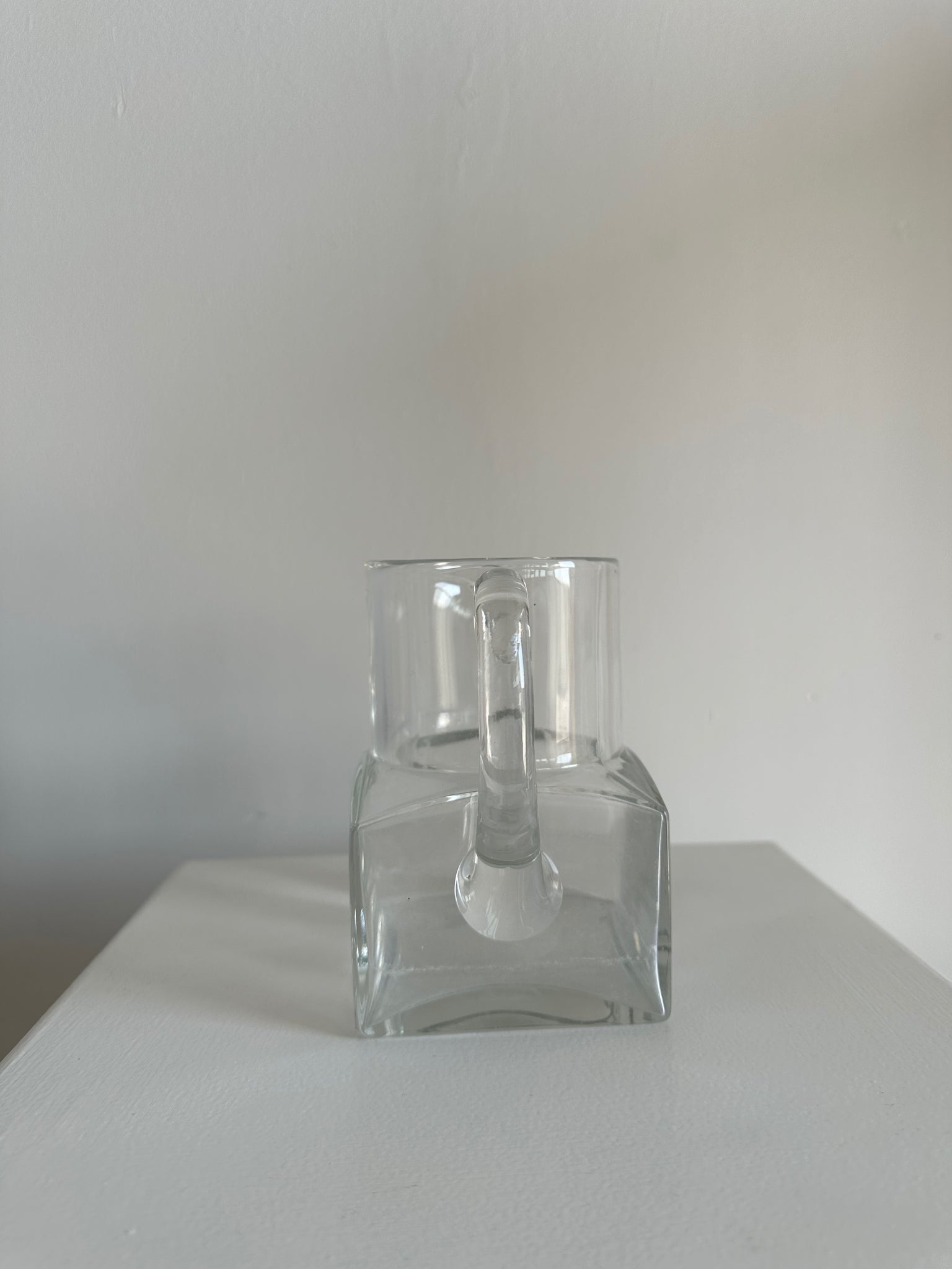 Carafe en verre lisse à base carrée