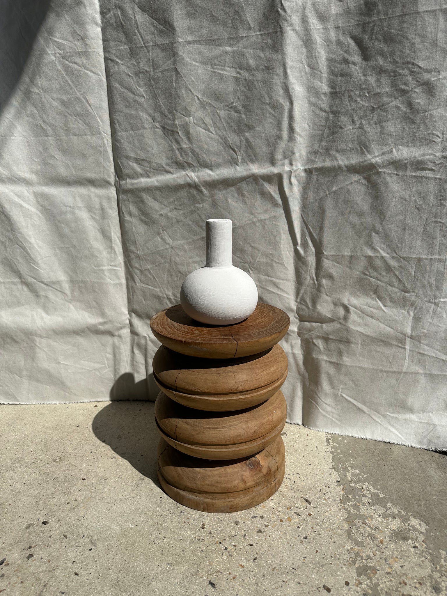 Petit vase soliflore goutte artisanal en terracotta peint en blanc H:20 D:15