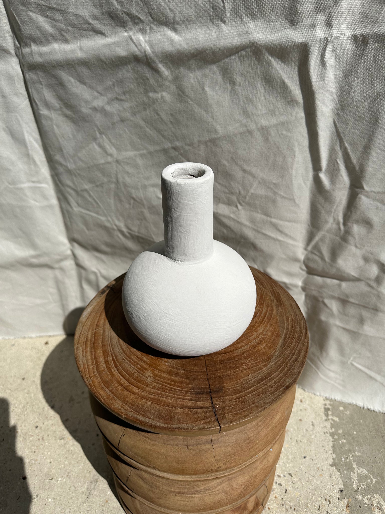 Petit vase soliflore goutte artisanal en terracotta peint en blanc H:20 D:15