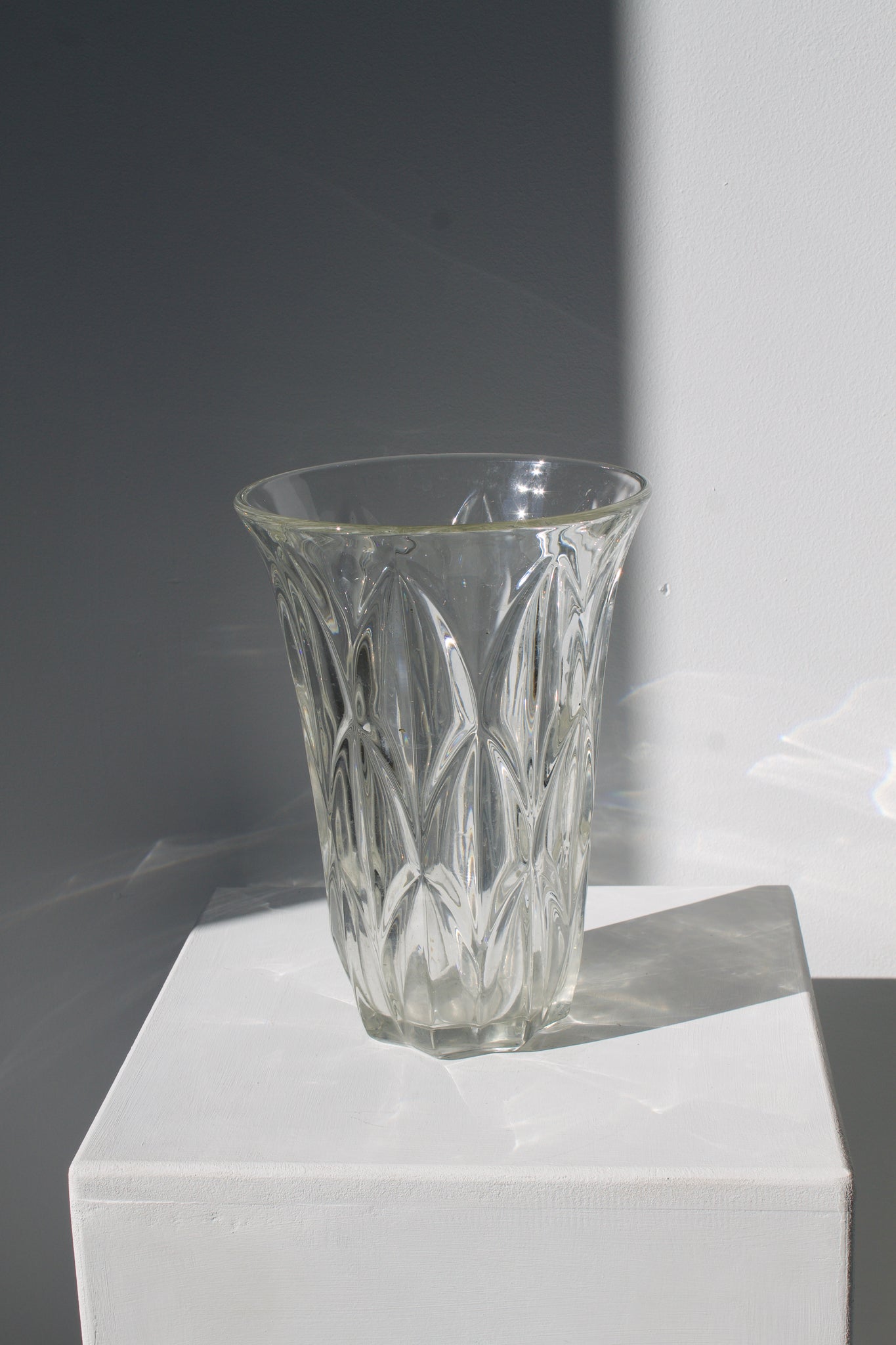 Grand vase en verre vintage motifs géométriques de grands pétales stylisés H:24