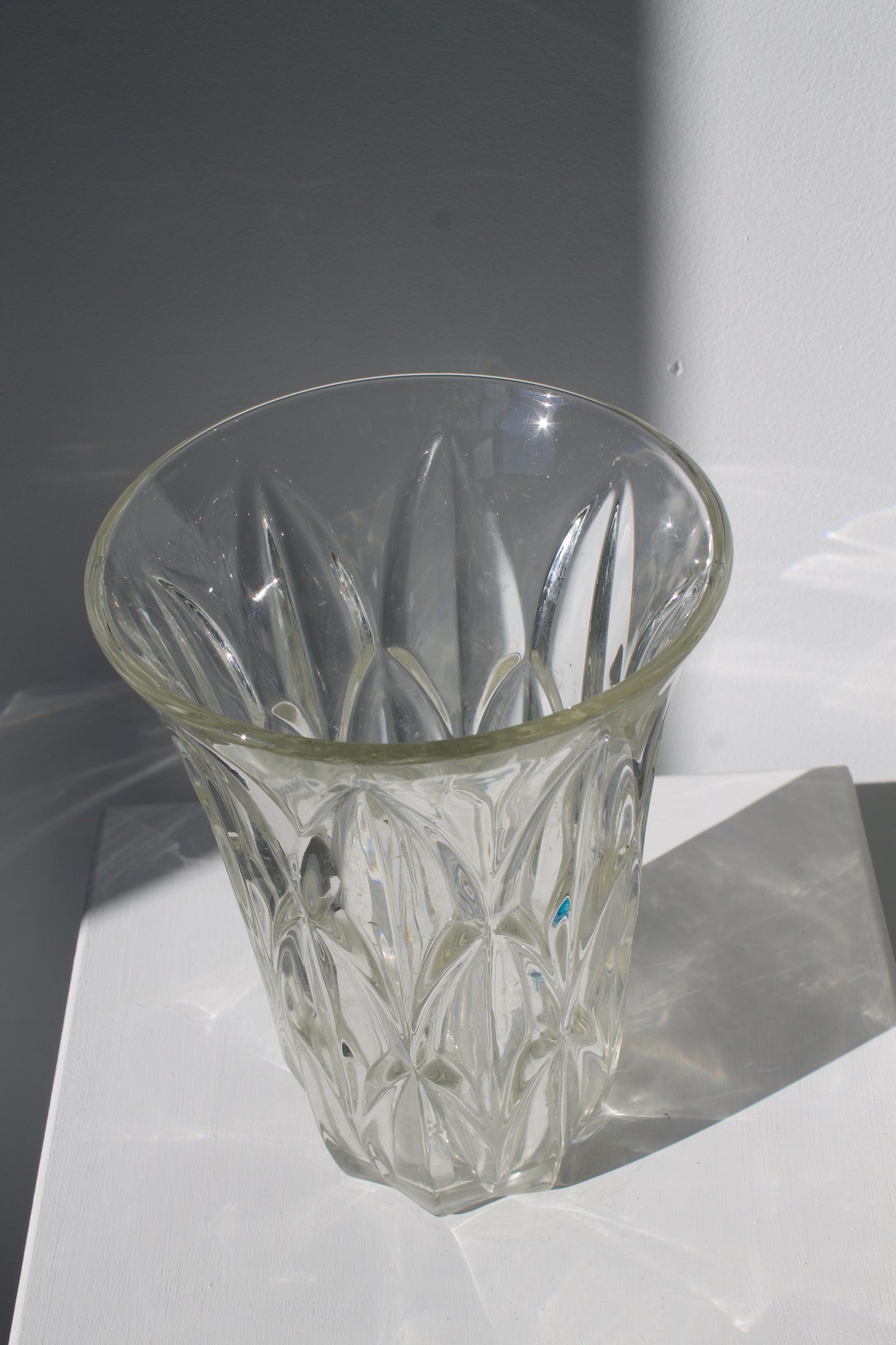 Grand vase en verre vintage motifs géométriques de grands pétales stylisés H:24