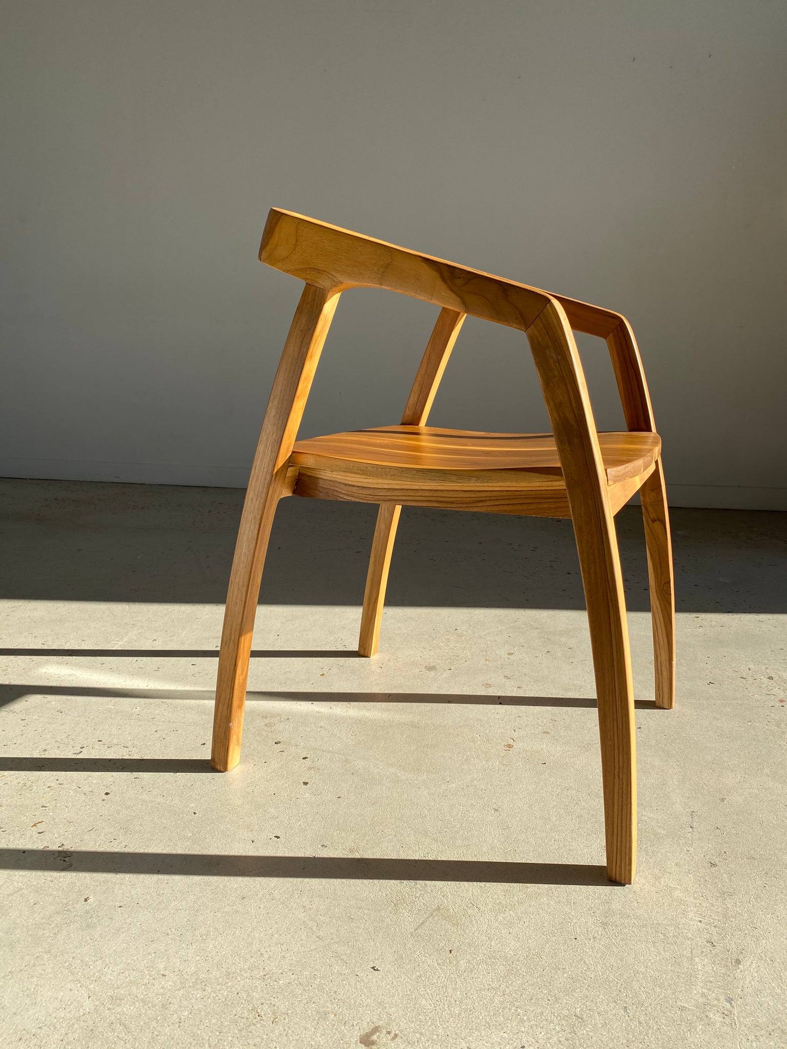 Chaise en bois naturel à dossier enveloppant