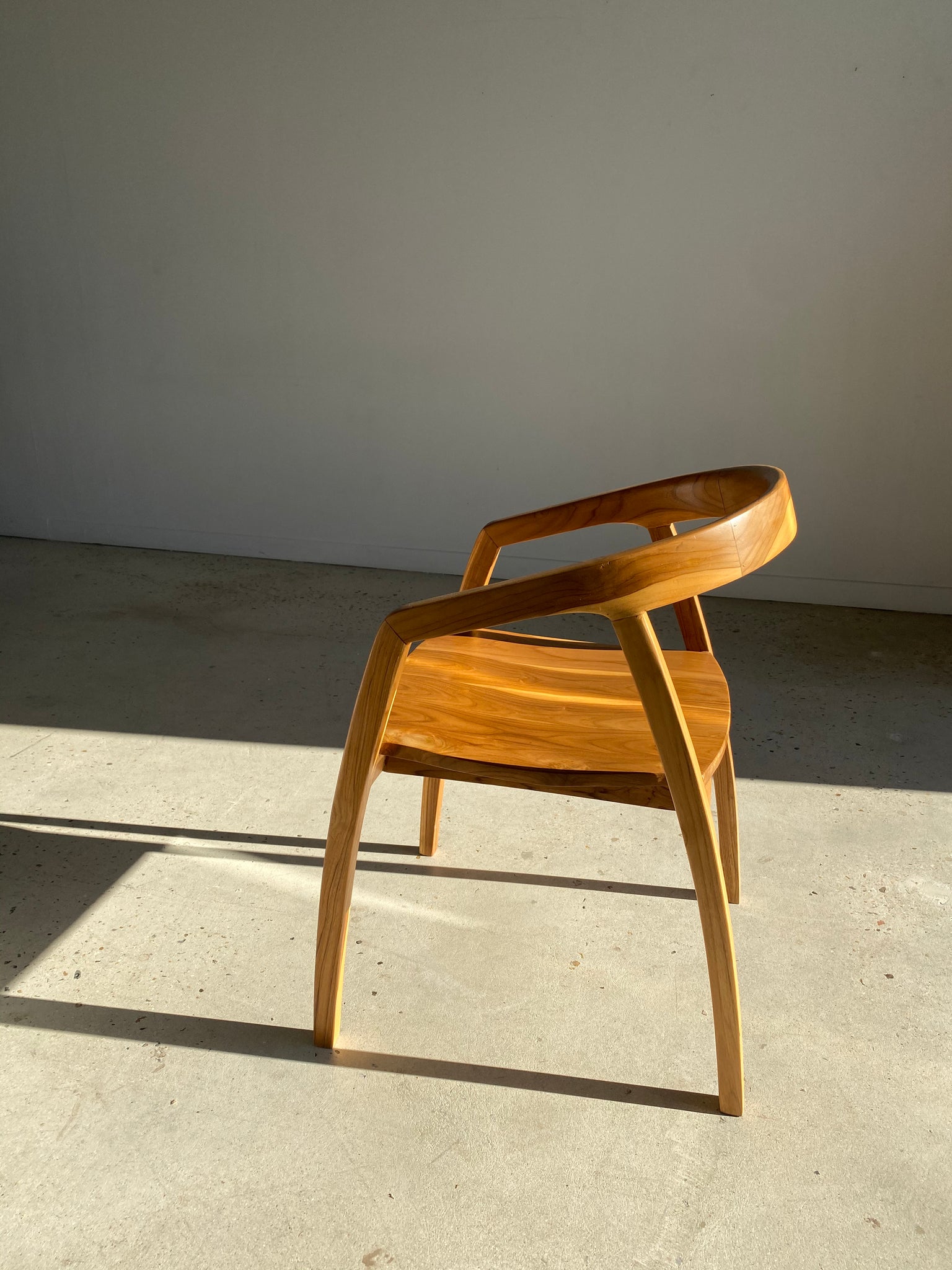 Chaise en bois naturel à dossier enveloppant