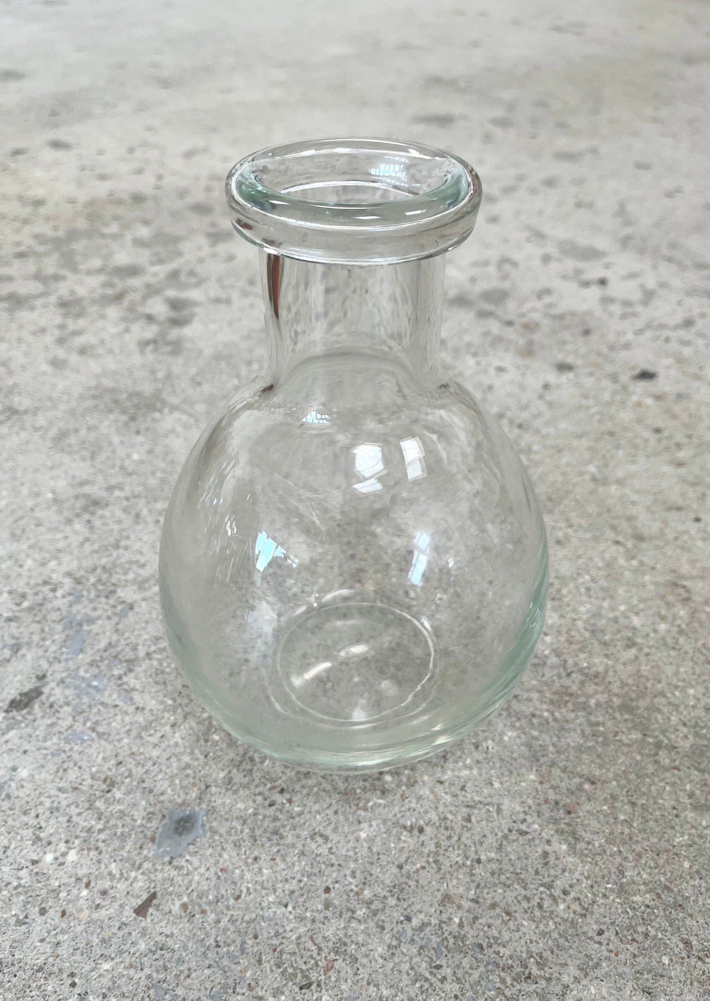 Vase boule en verre à col arrondi