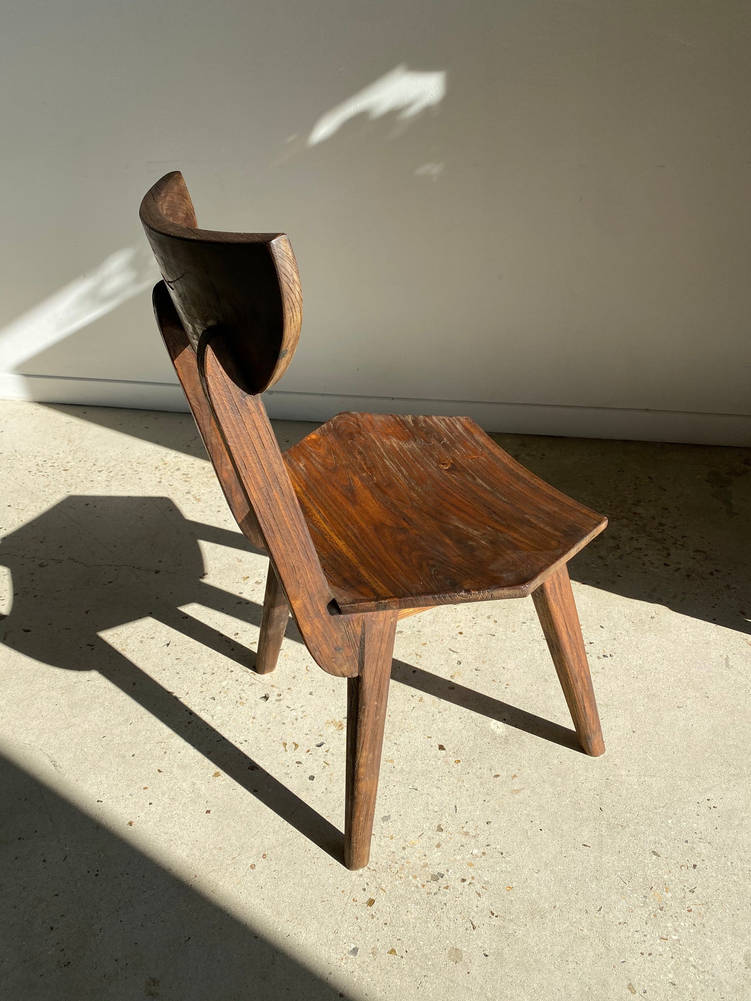 Chaise en bois massif à l'assise hexagonale