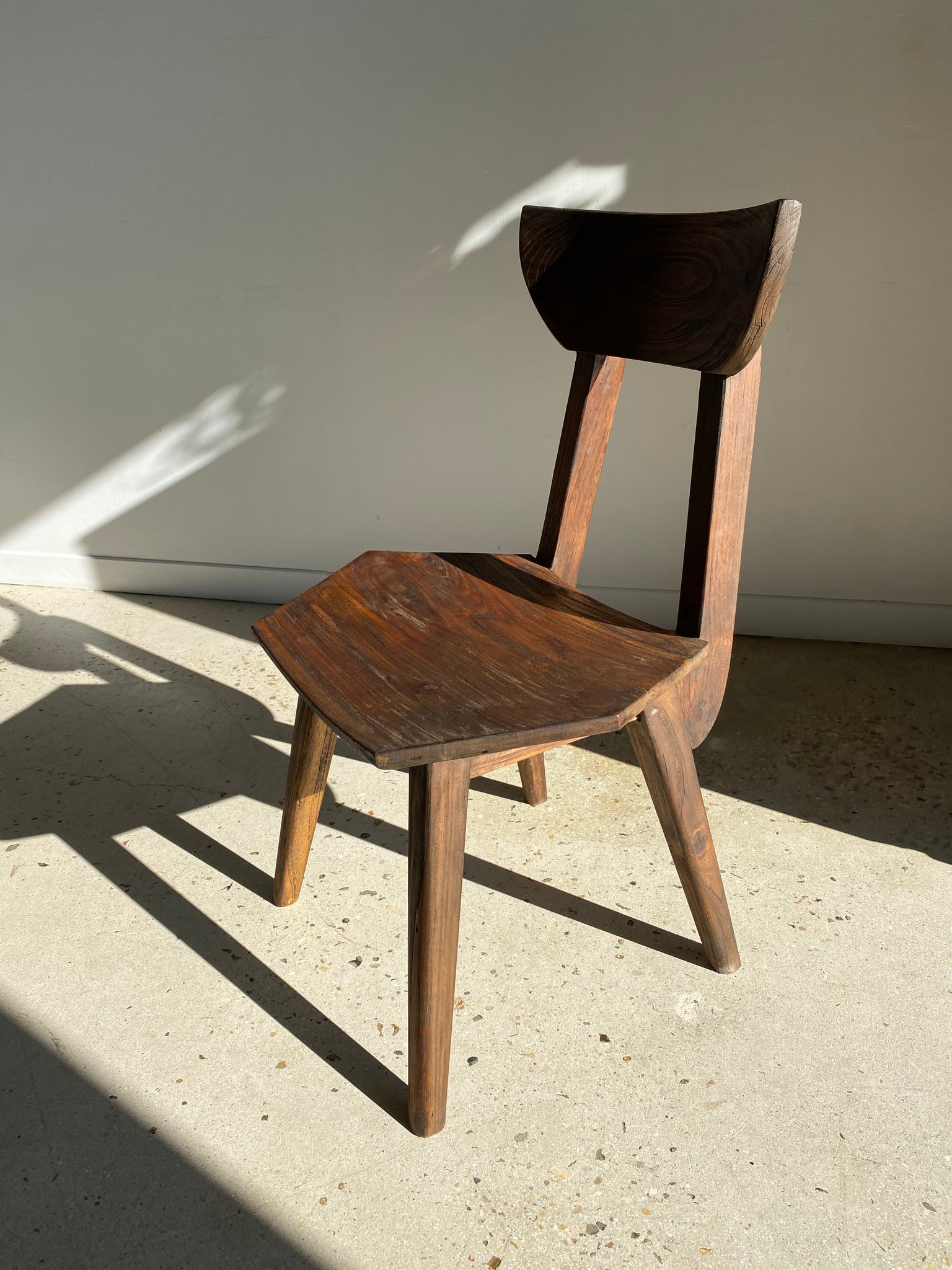 Chaise en bois massif à l'assise hexagonale