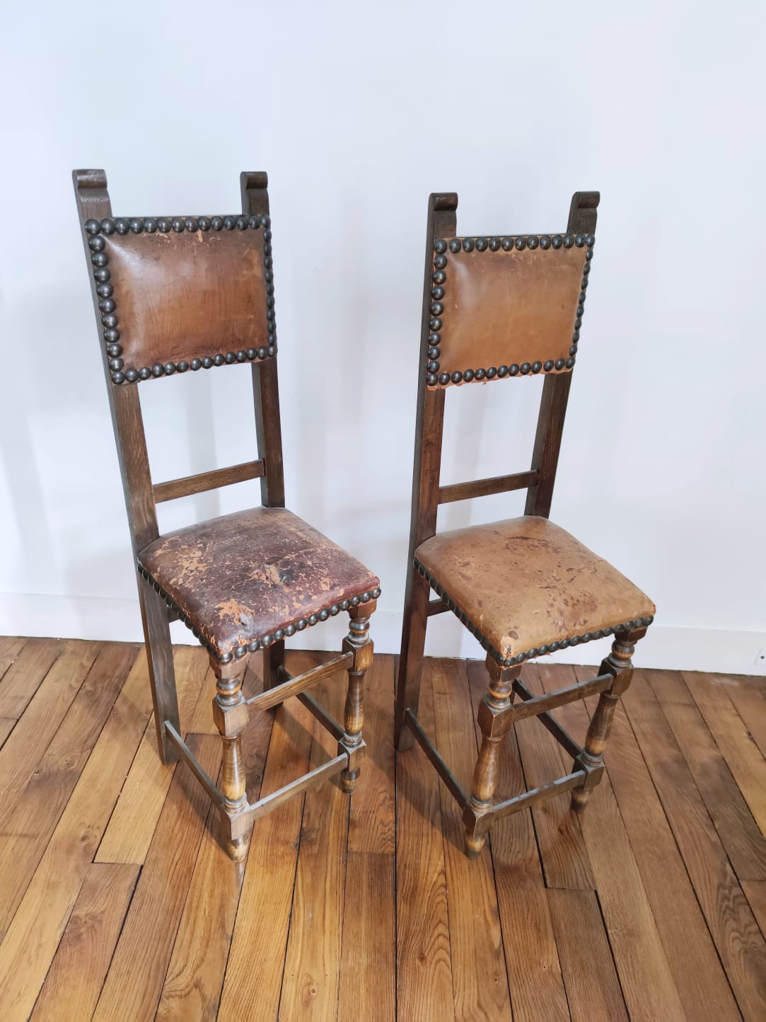 Paire de chaises début XXe style espagnol