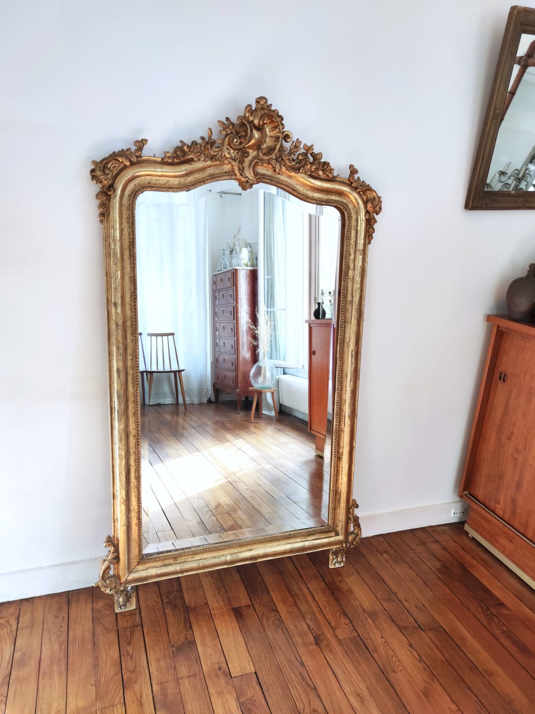 Grand miroir en bois et stuc doré de style Louis XV