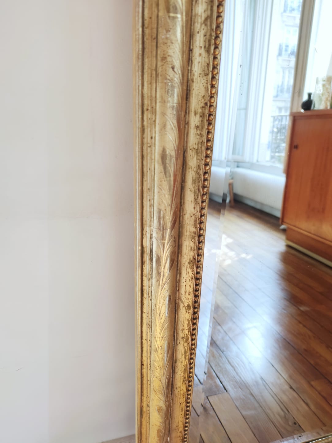 Grand miroir en bois et stuc doré de style Louis XV