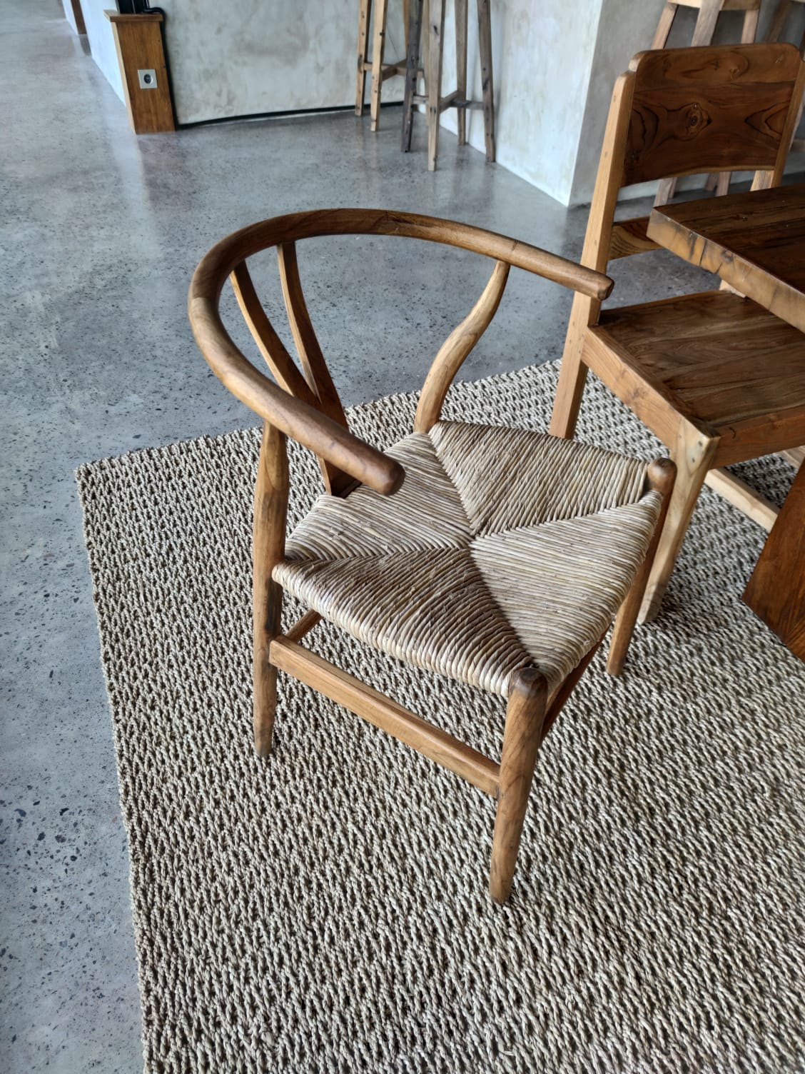 Chaise paillée en bois et fibres naturels dossier en forme de Y