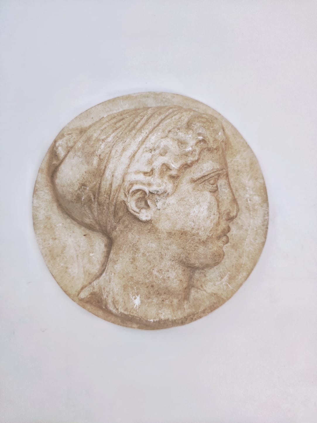 Médaillon plâtre patiné représentant une femme à l'antique de profil