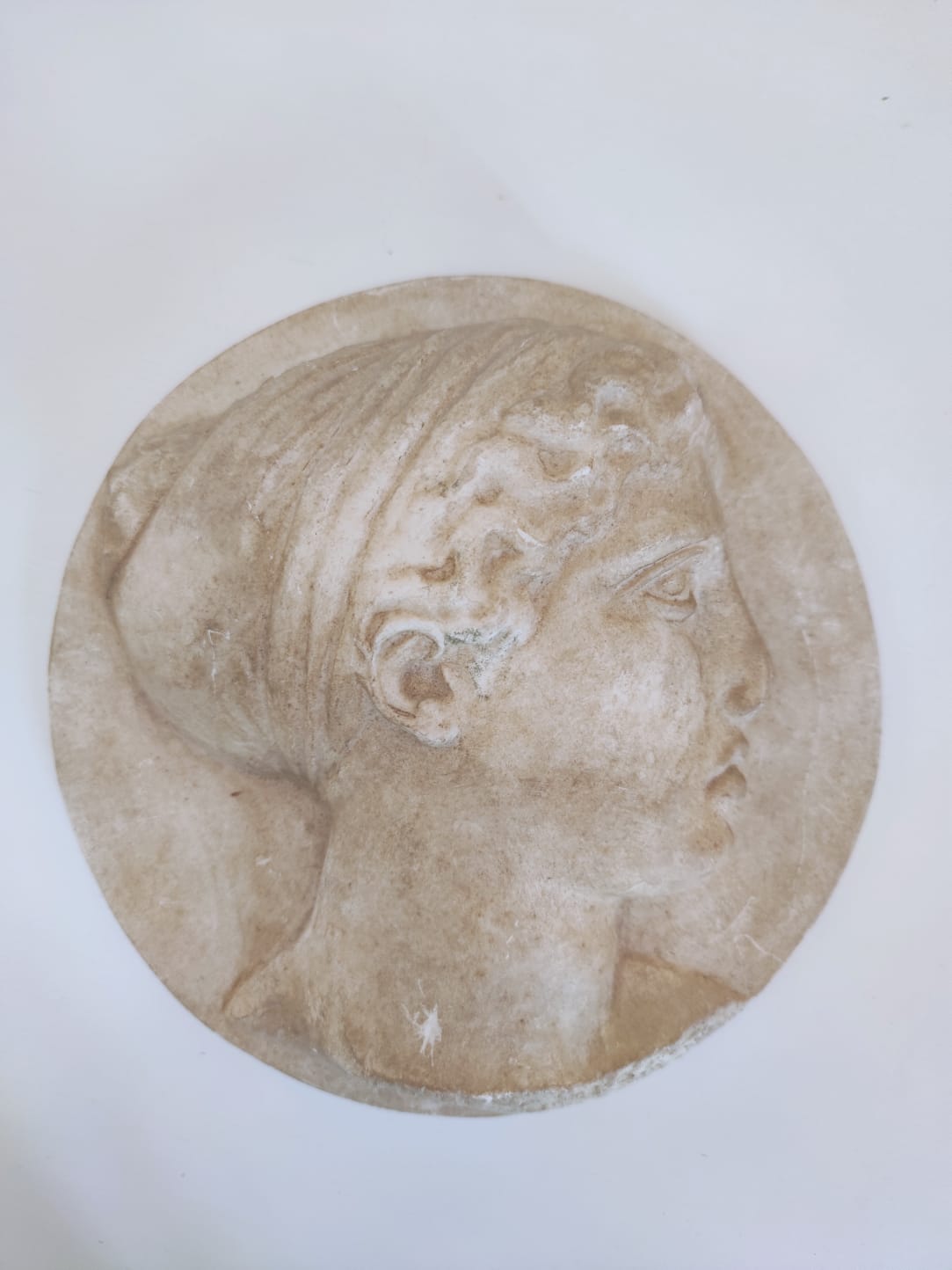 Médaillon plâtre patiné représentant une femme à l'antique de profil