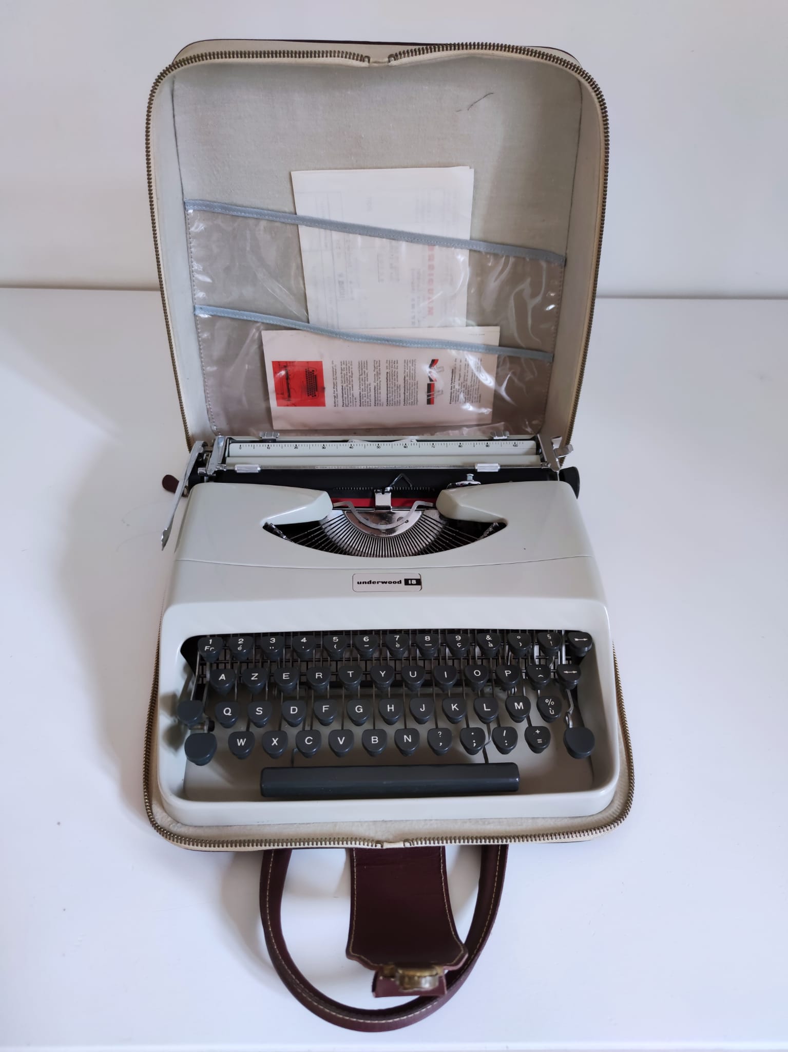 Machine à écrire portative Underwood 18