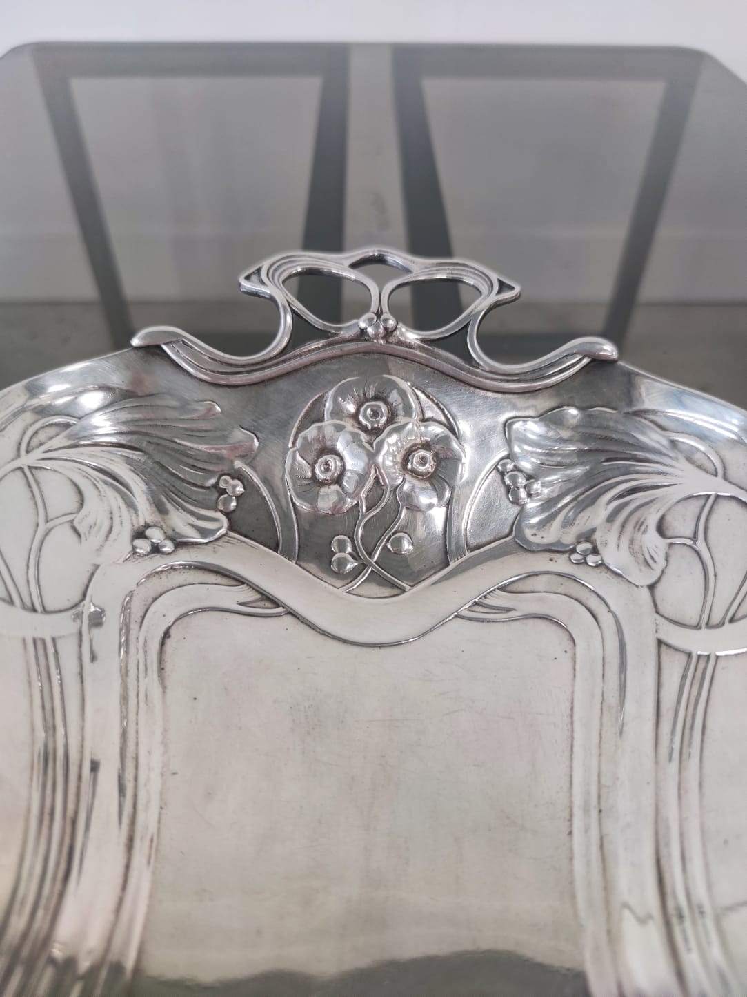Plat en métal argenté style Art Nouveau