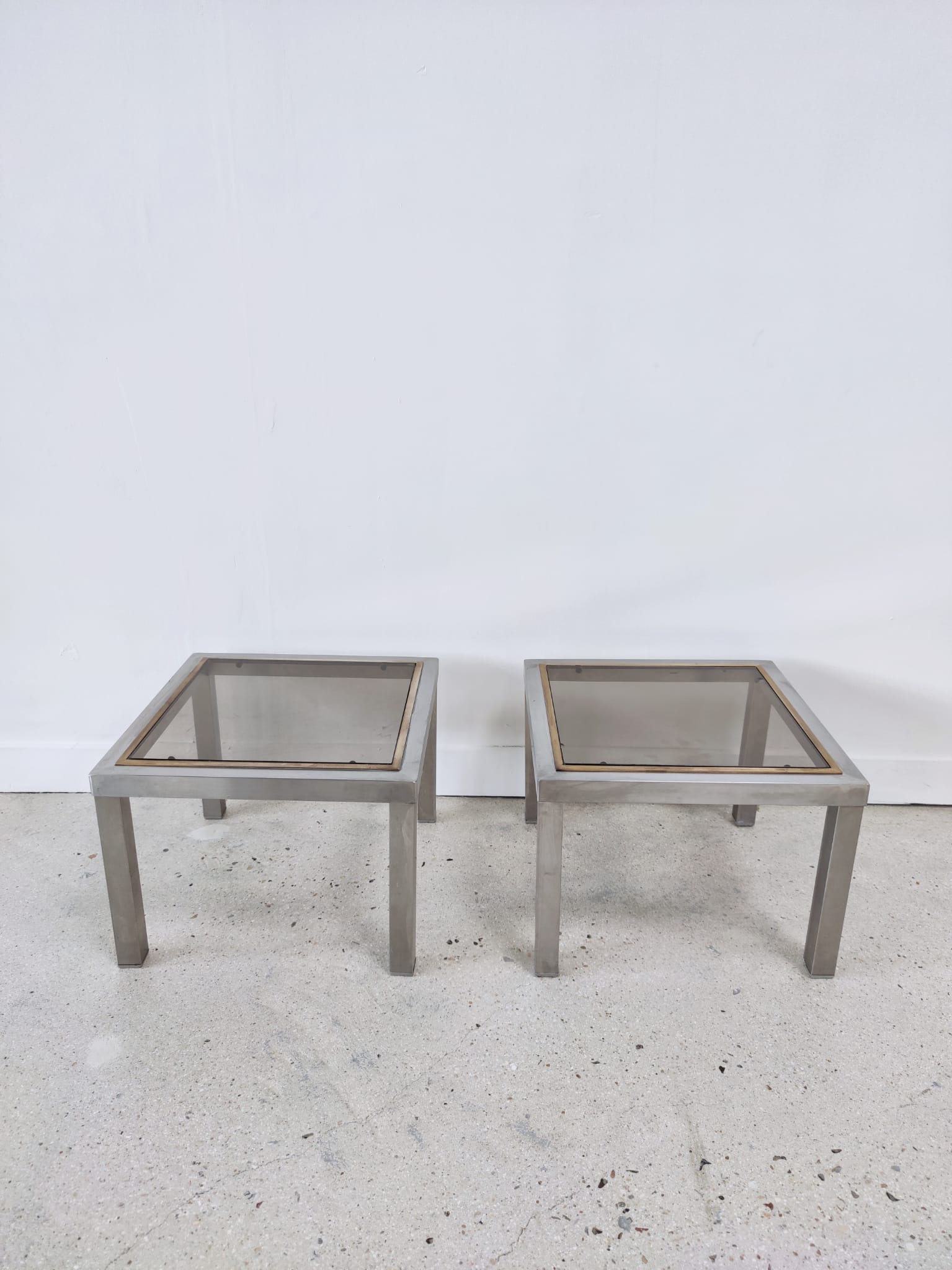 Paire de petites tables basses en métal & plateau de verre fumé vintage