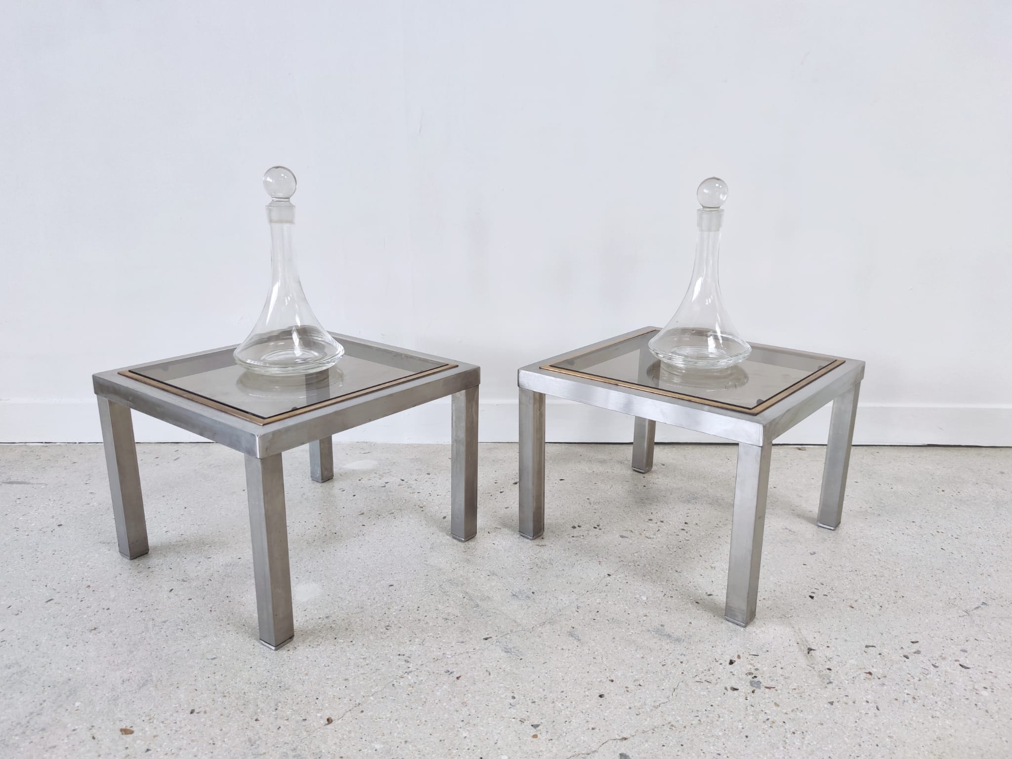 Paire de petites tables basses en métal & plateau de verre fumé vintage