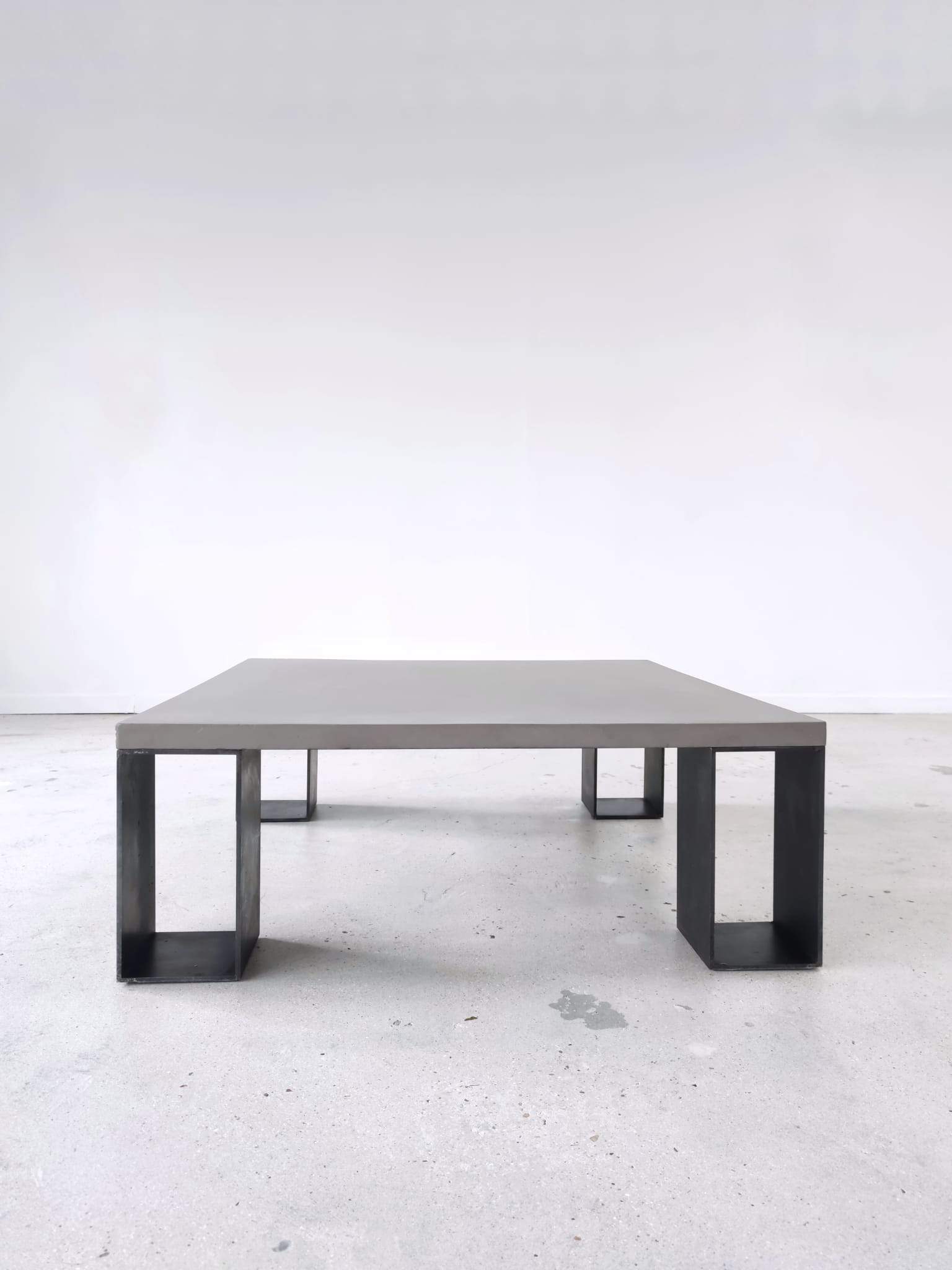Grande table basse minimaliste en béton ciré et acier massif