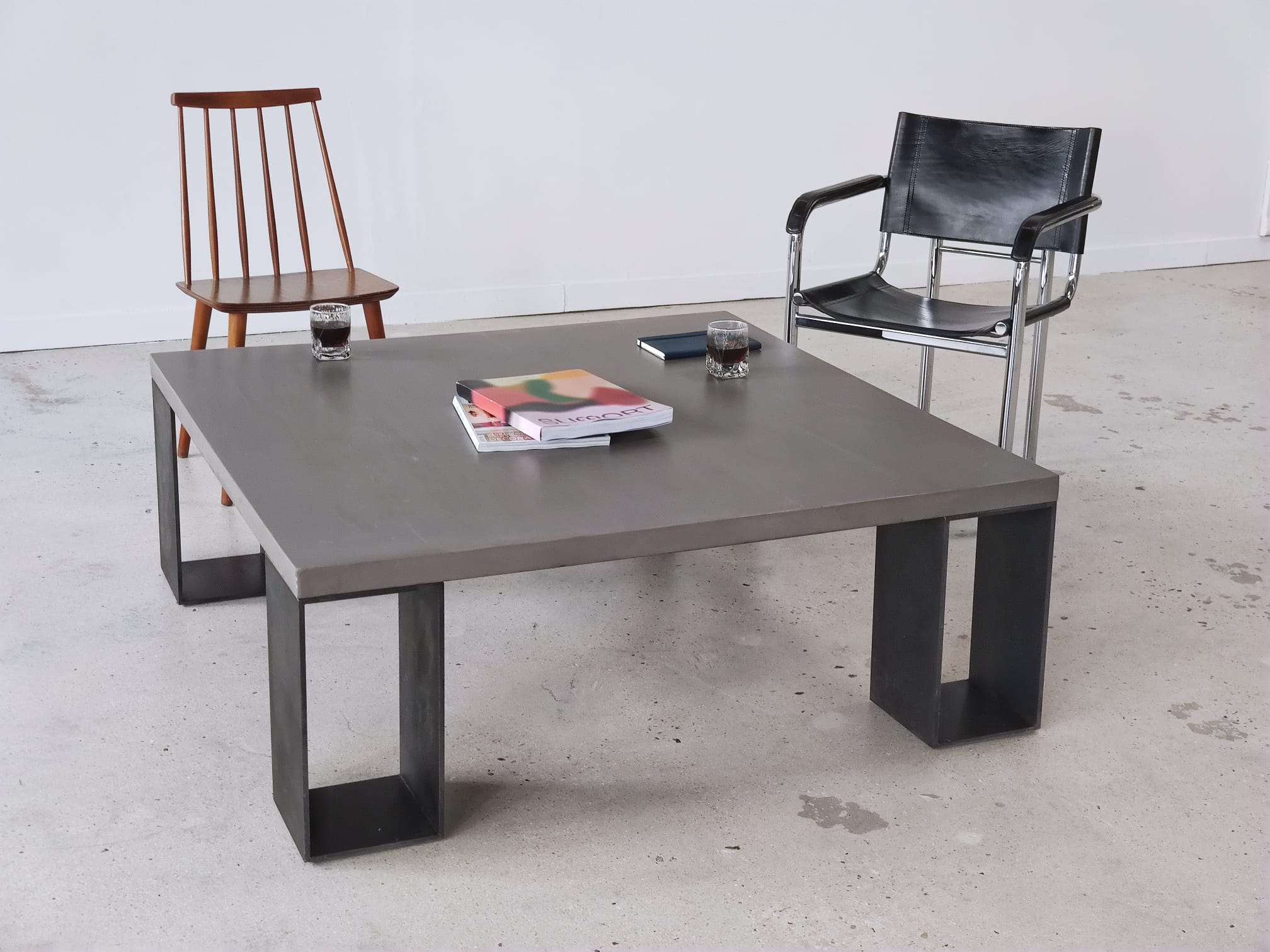 Grande table basse minimaliste en béton ciré et acier massif