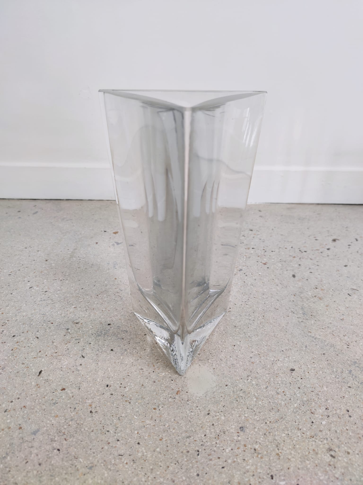 Grand vase triangulaire en verre transparent épais H:30cm