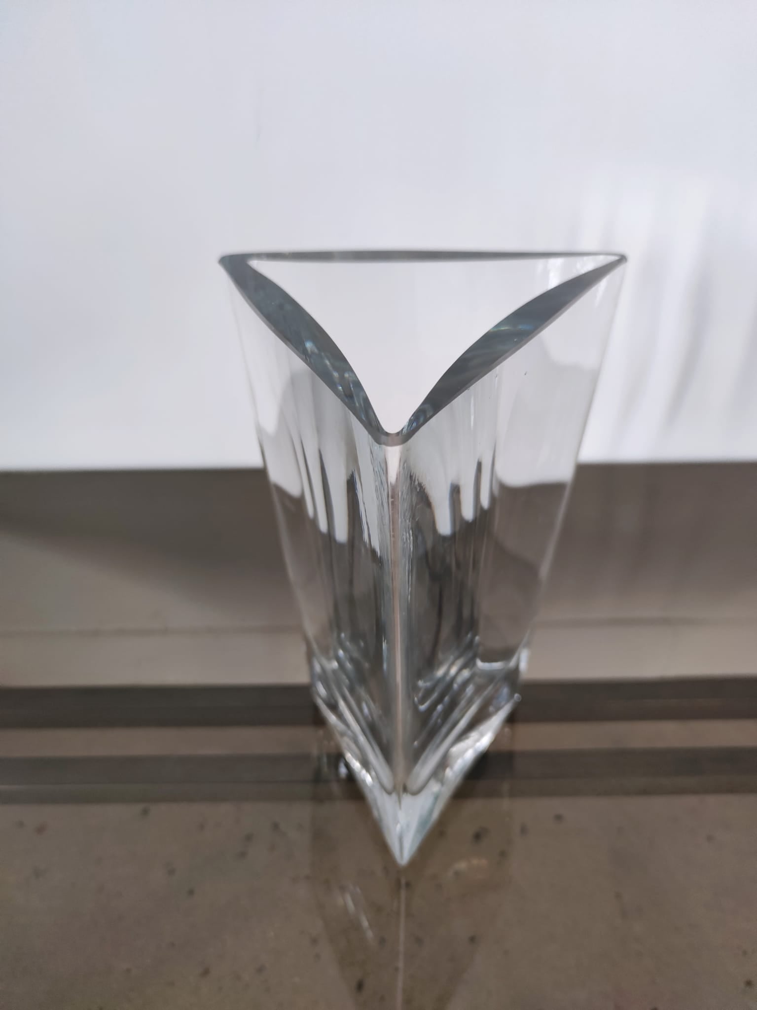 Grand vase triangulaire en verre transparent épais H:30cm