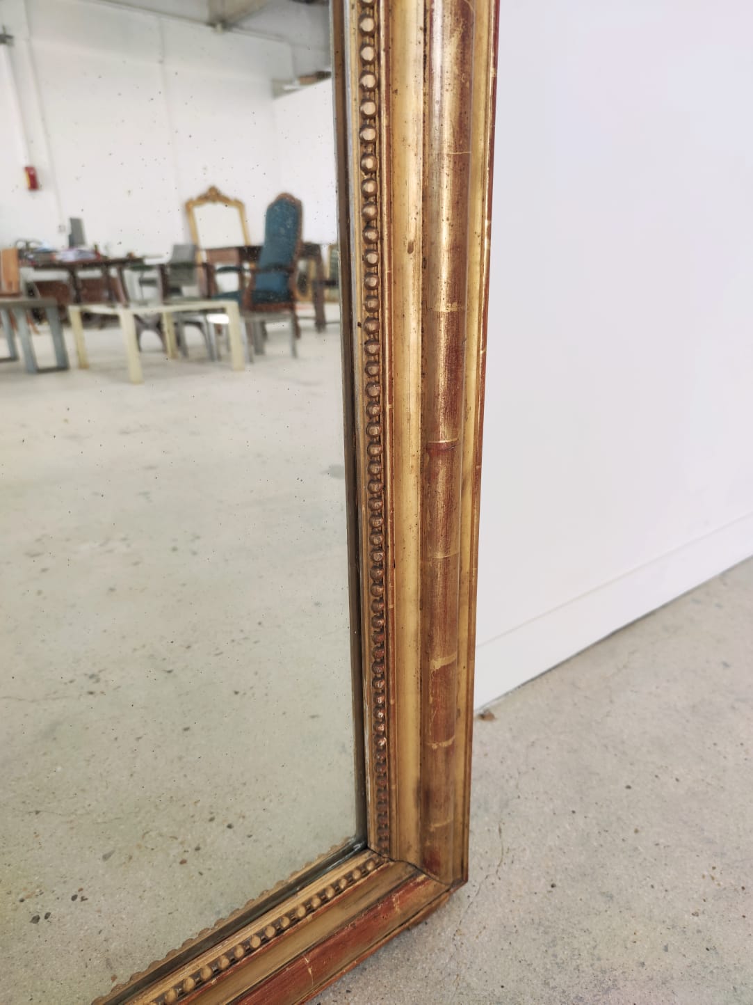 Ancien miroir de cheminée doré à fronton à décor de blason et d'angelots