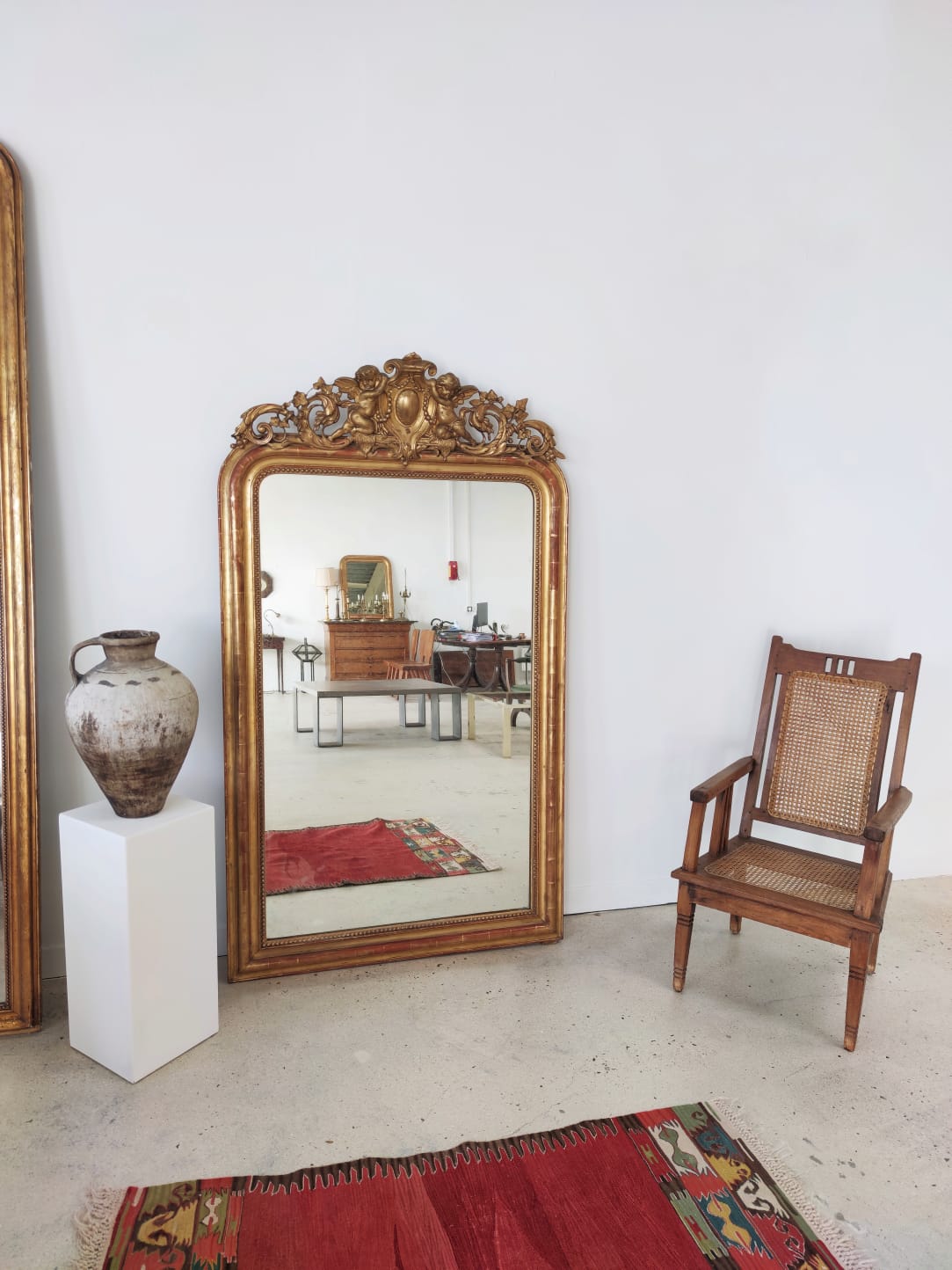 Ancien miroir de cheminée doré à fronton à décor de blason et d'angelots