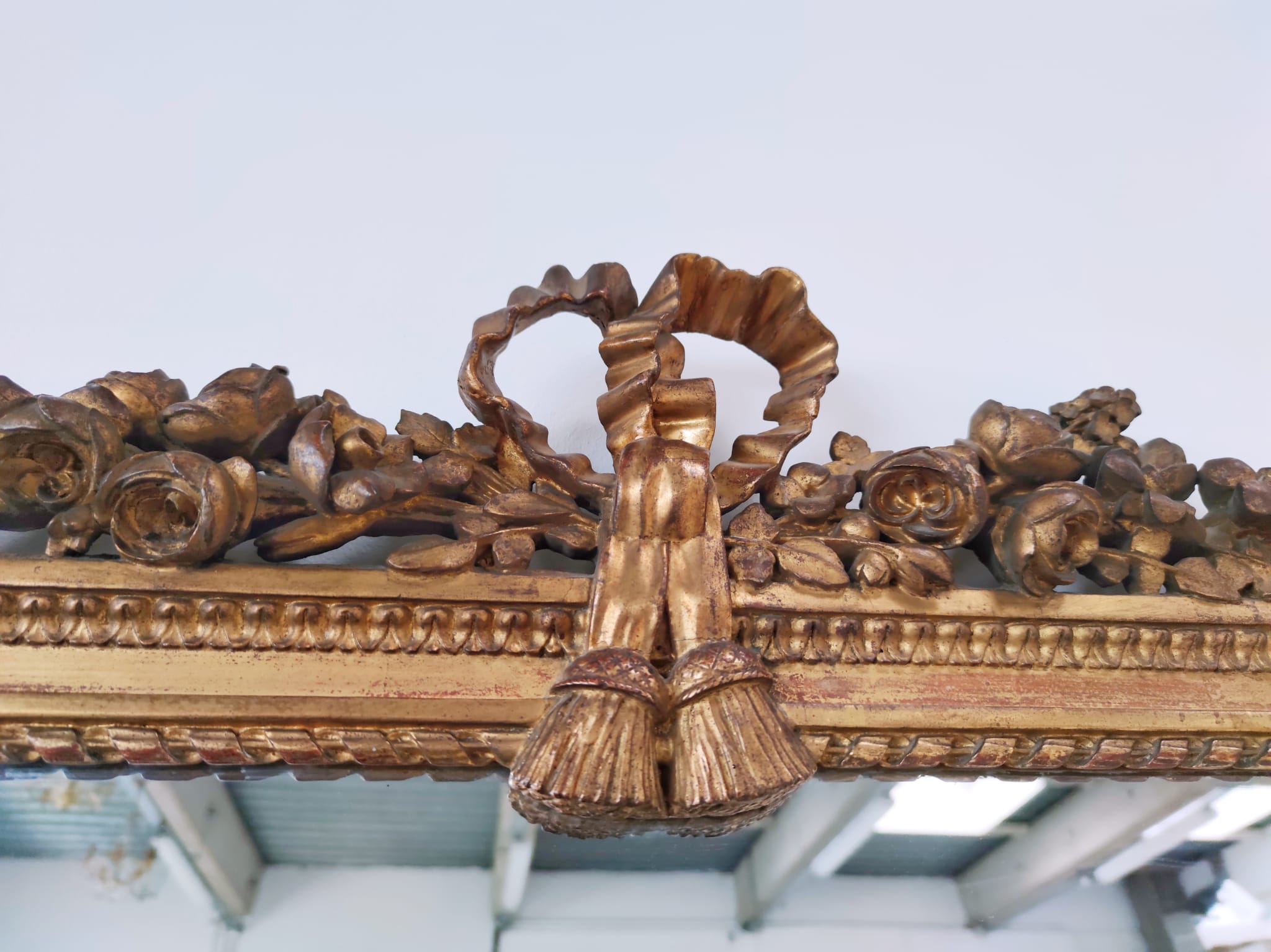 Miroir de cheminée en bois doré à décor de nœud et de roses H : 164 cm