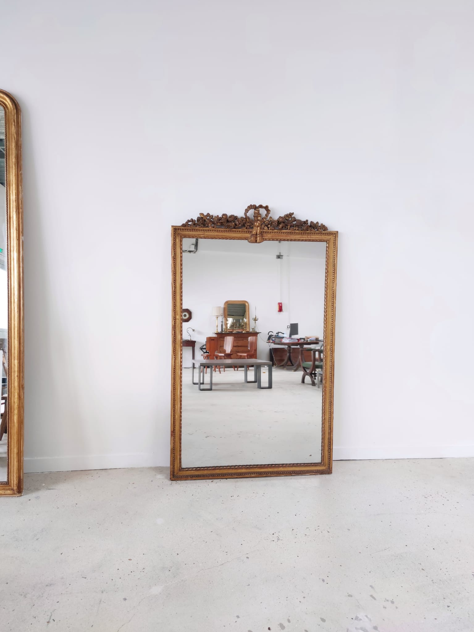 Miroir de cheminée en bois doré à décor de nœud et de roses H : 164 cm