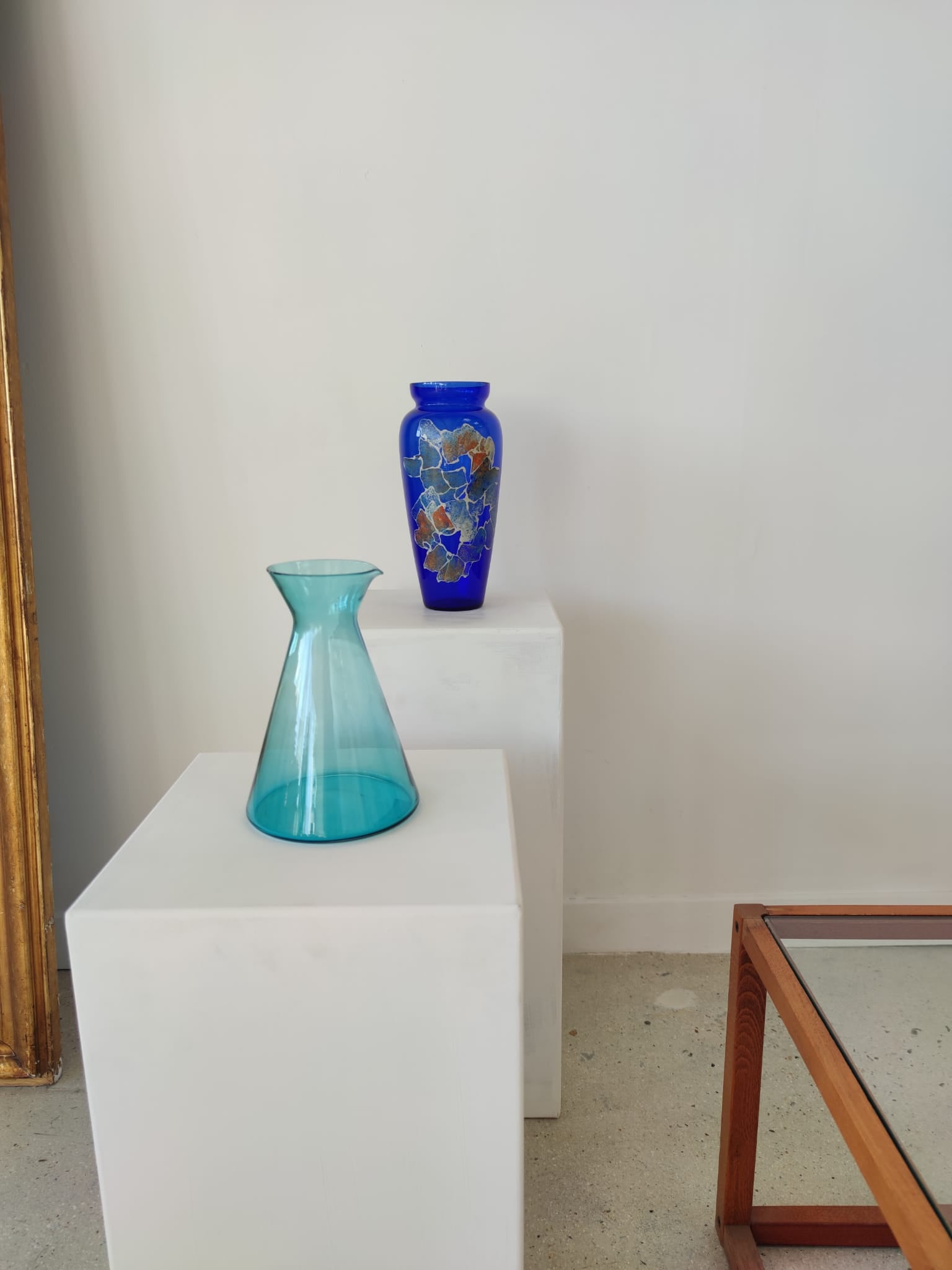 Carafe géométrique évasée conique en verre teinté turquoise