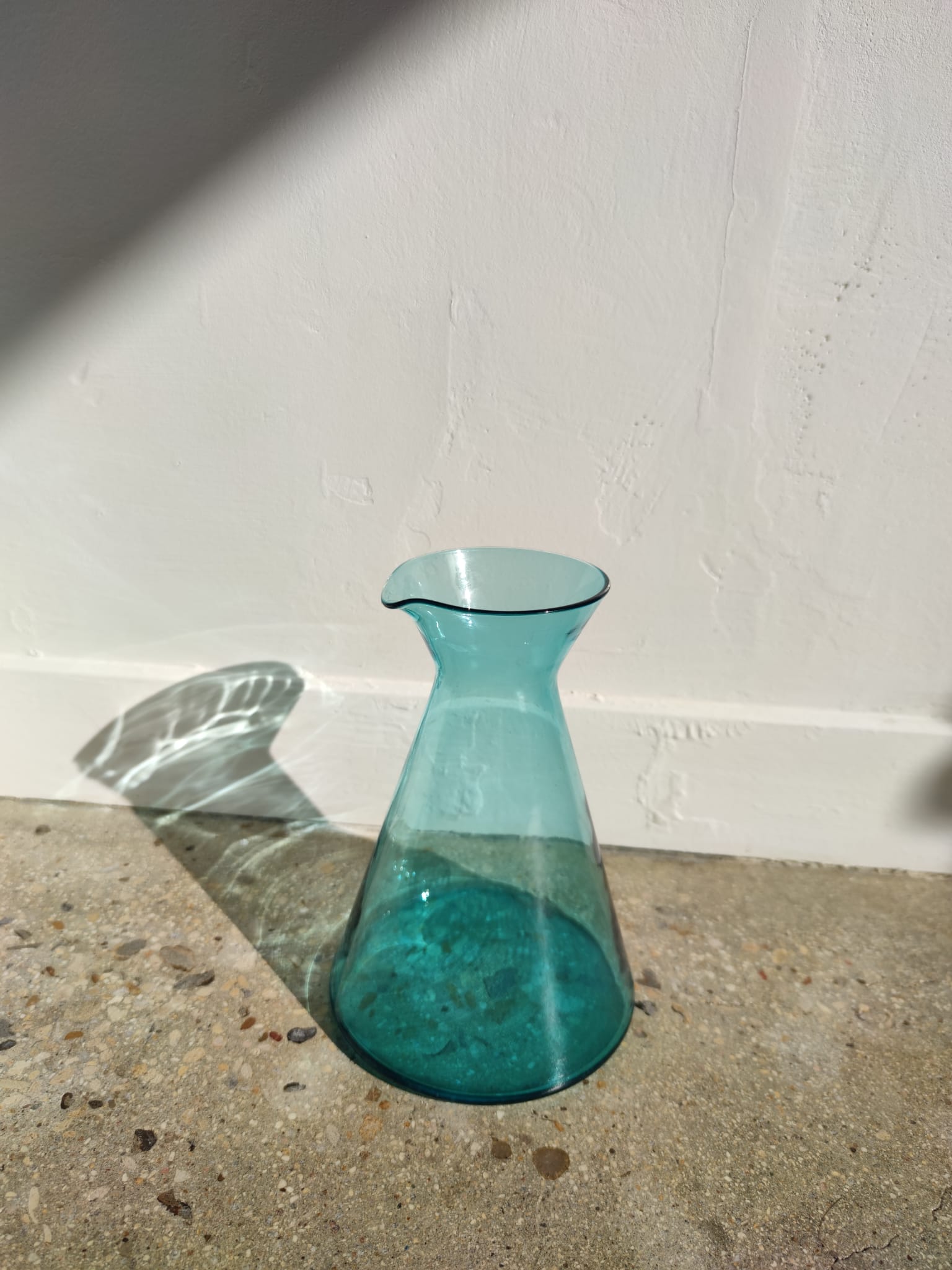 Carafe géométrique évasée conique en verre teinté turquoise