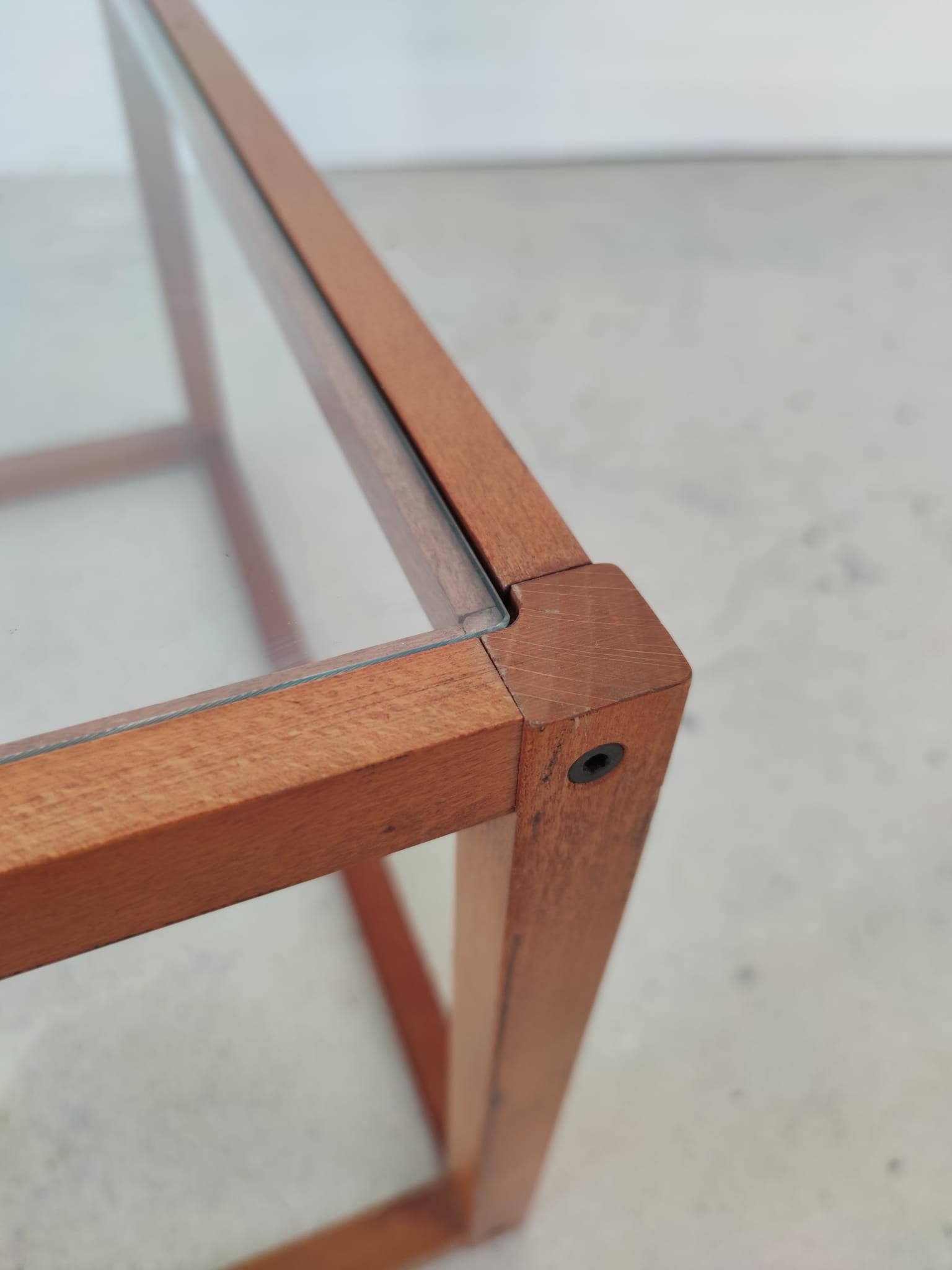 Table basse carrée en bois et plateau de verre