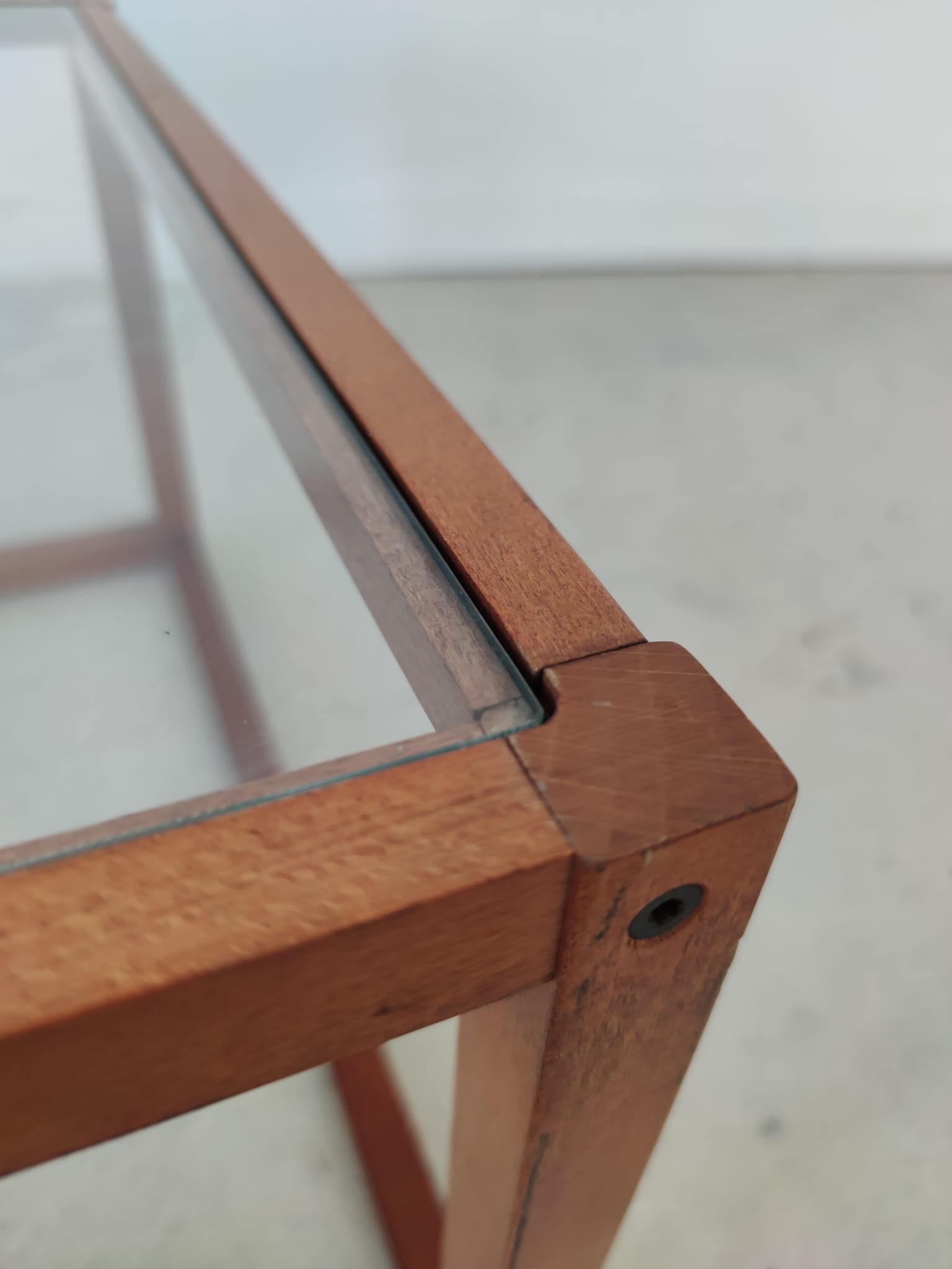 Table basse carrée en bois et plateau de verre
