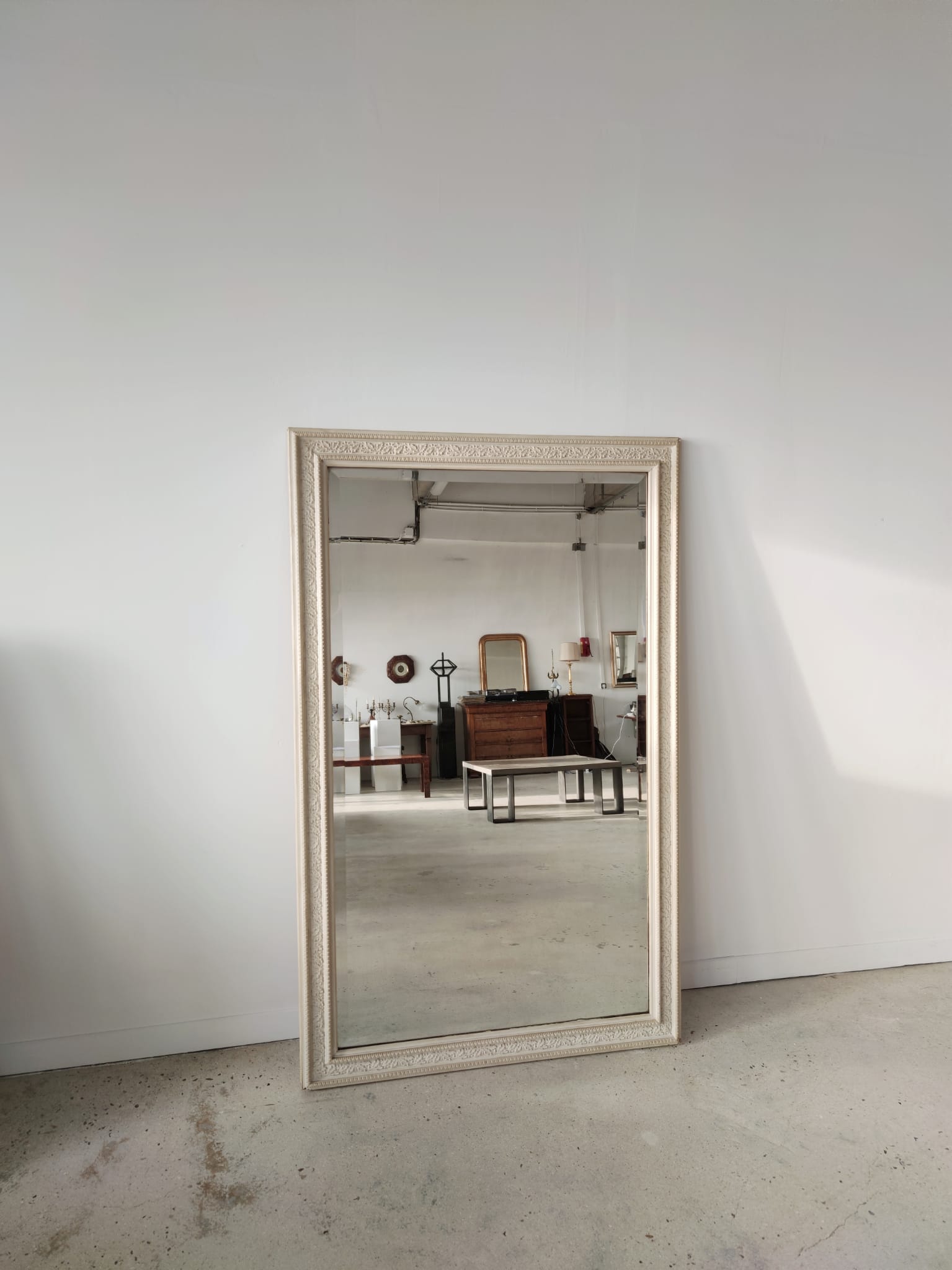 Grand miroir biseauté en bois laqué blanc à décor de frises de feuilles de chêne H:1m74