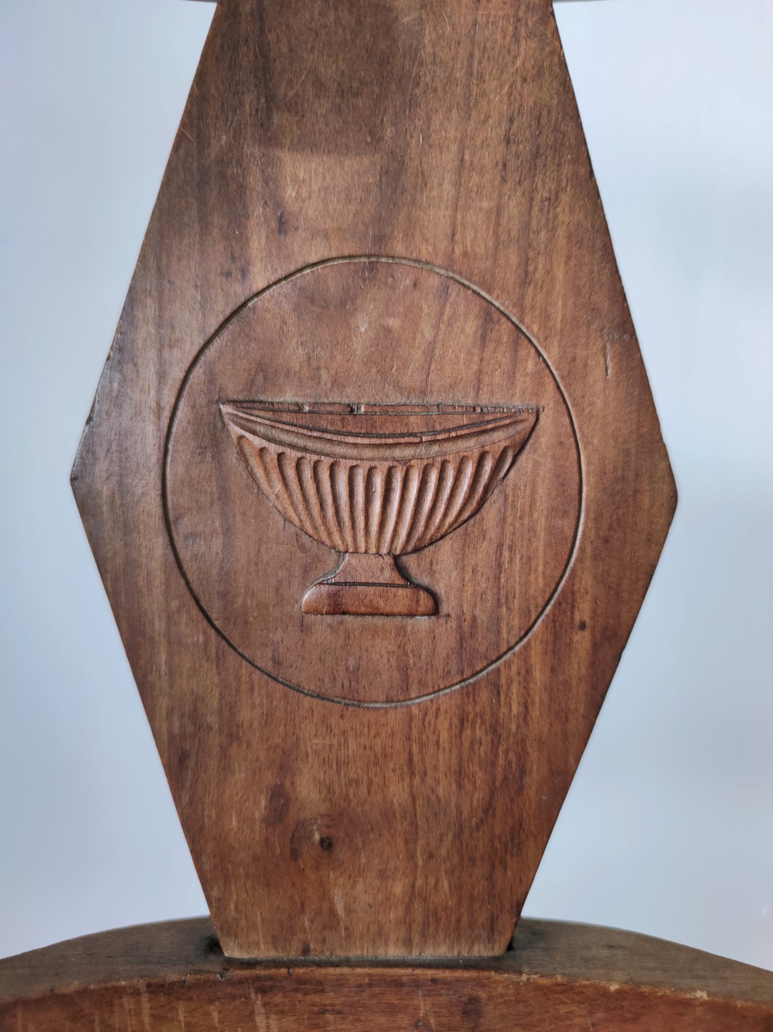 Chaise paillée en bois naturel à décor gravé d'une coupe